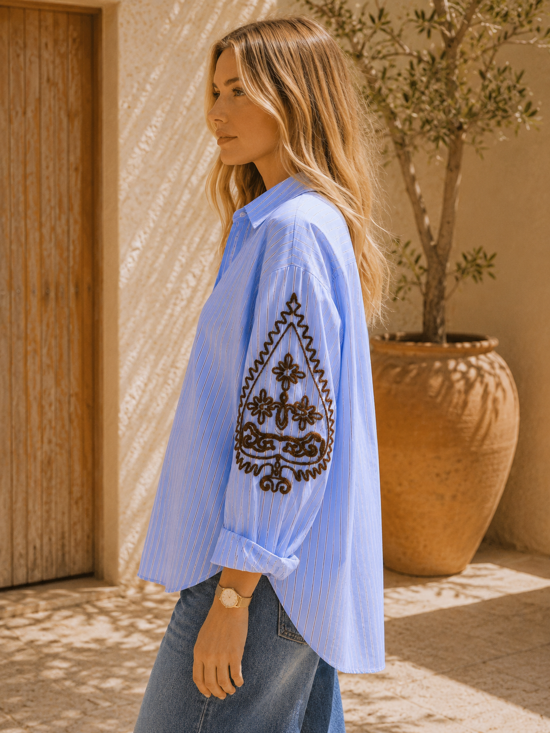 Oversize-Bluse Angelina mit feiner Stickerei – Hellblau gestreift mit edler Ärmelstickerei | Made für stilvolle Everyday-Looks