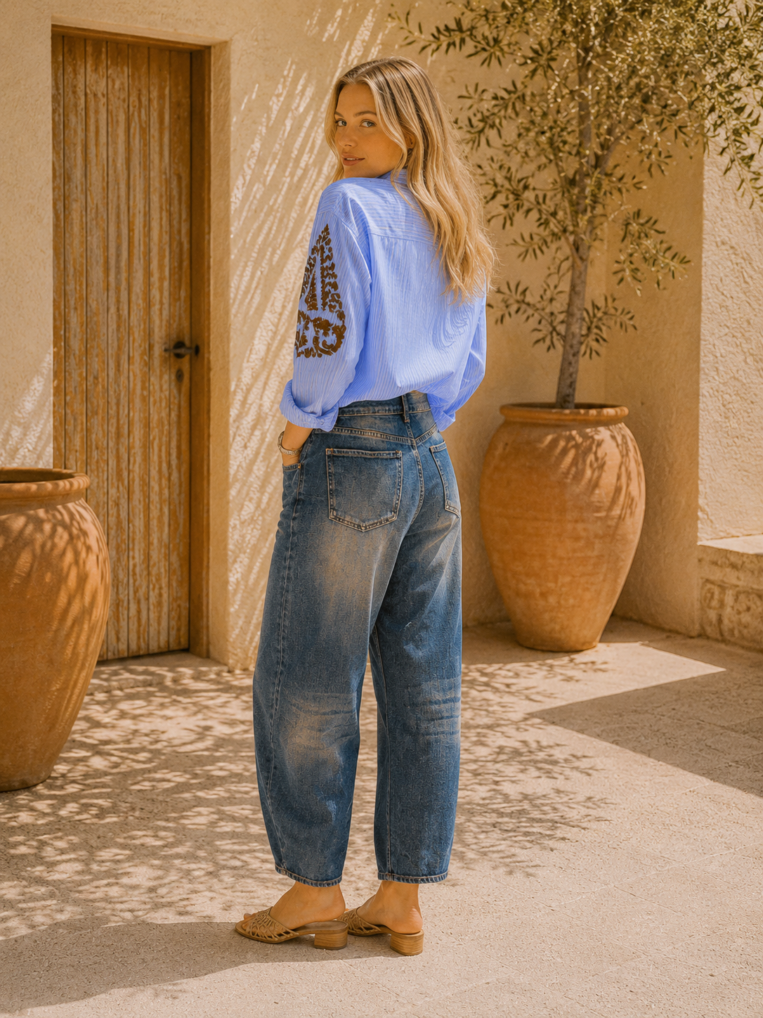 Oversize-Bluse Angelina mit feiner Stickerei – Hellblau gestreift mit edler Ärmelstickerei | Made für stilvolle Everyday-Looks