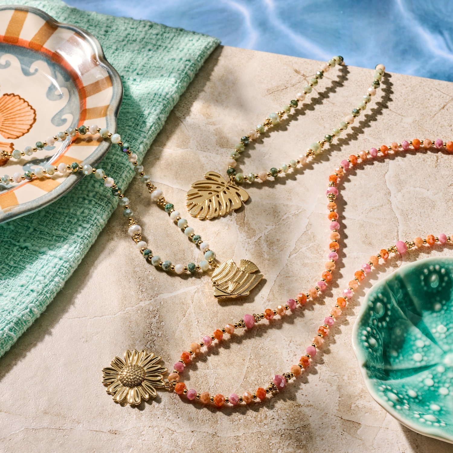 Lange Sommerkette „Coralina“ – farbenfrohe Designs mit Goldakzenten