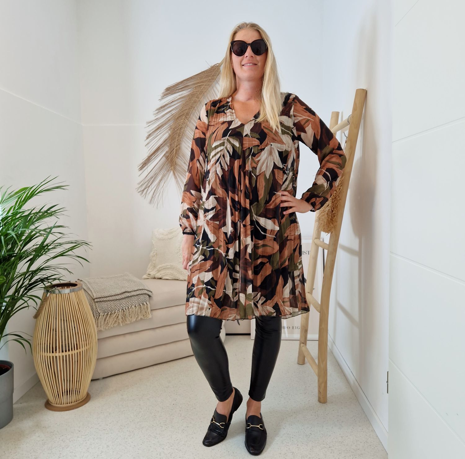 PLISSEE DRESS GINA LEAVES KHAKI 36-42 Made in Italy Plissee Herbst Kleid PLISSEE DRESS GINA LEAVES KHAKI 36-42 Made in Italy Plissee Herbst Kleid