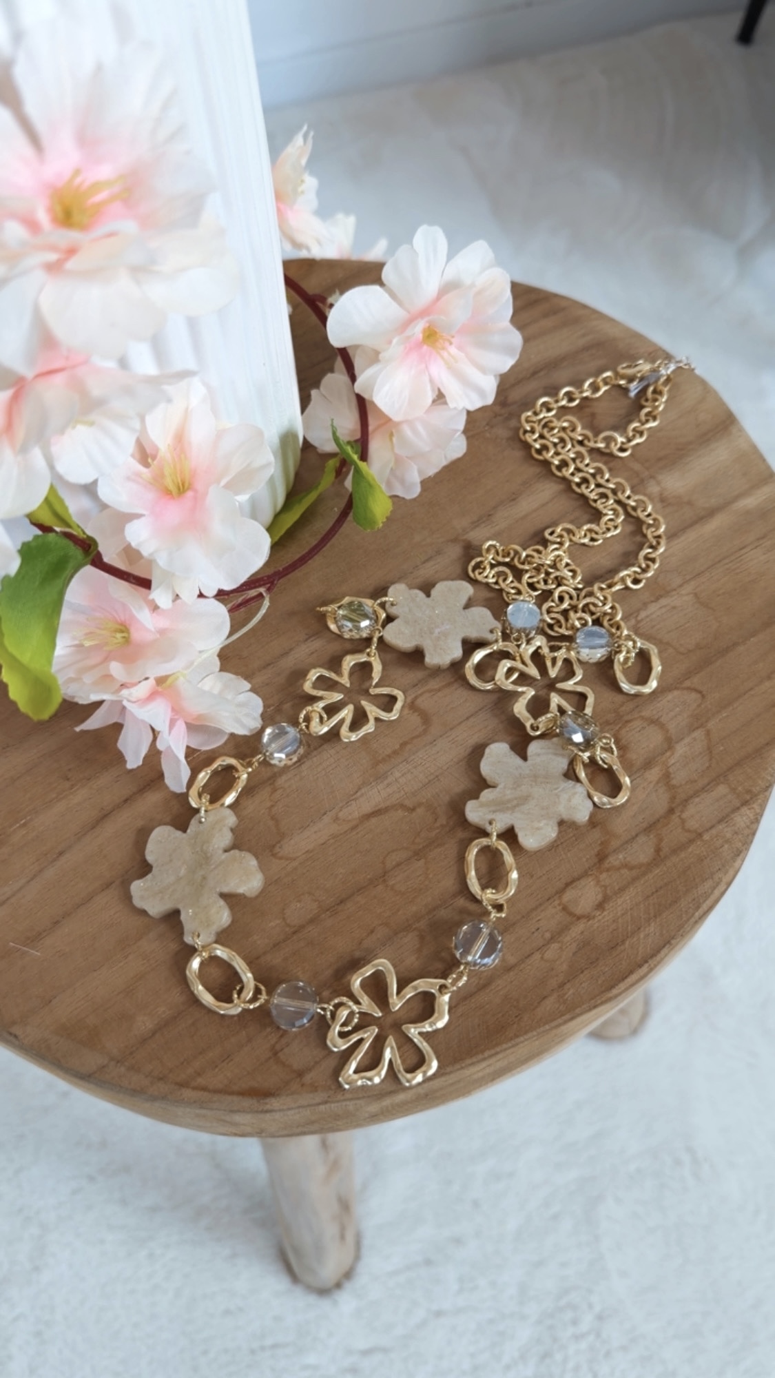 🌸 Kette „Blossom Glow“ – Feminine Eleganz mit Blütenzauber 🌸 in Goldoptik