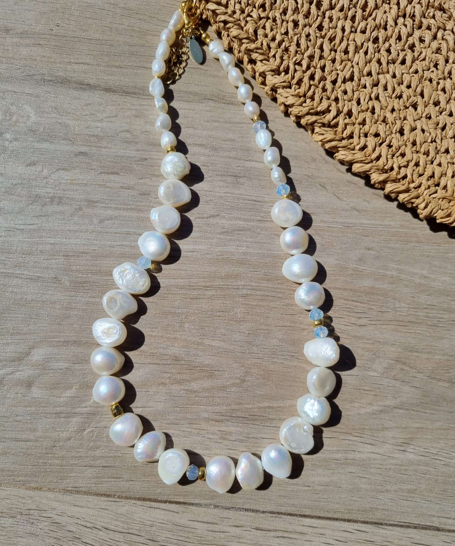 PEARL NECKLESS JIDA Große Barockperlen Halskette mit vergoldeten Elementen PEARL NECKLESS JIDA Große Barockperlen Halskette mit vergoldeten Elementen