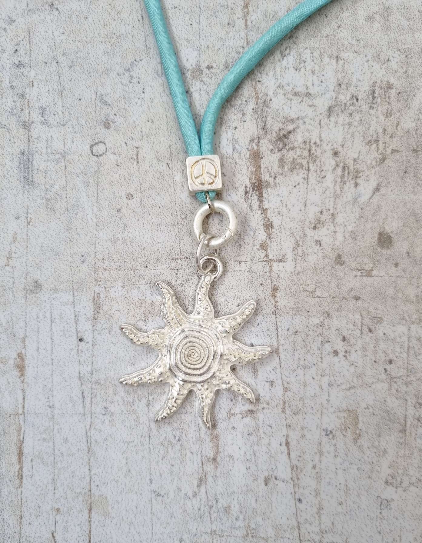 NECKLESS LOVE SUN lange Wechselkette Mintgrün Seide Silberfarben Halskette Kette Amueltt NECKLESS LOVE SUN lange Wechselkette Mintgrün Seide Silberfarben Halskette Kette Amueltt