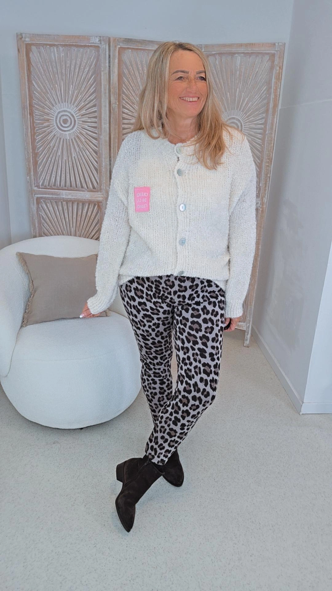 BLACK SCHNAPPER BOUCLÉ CARDIGAN MINNIE RUNDHALS UNI STRICK JACKE MIT PATCH 34-42/kleine 44 Made in Italy Creme de