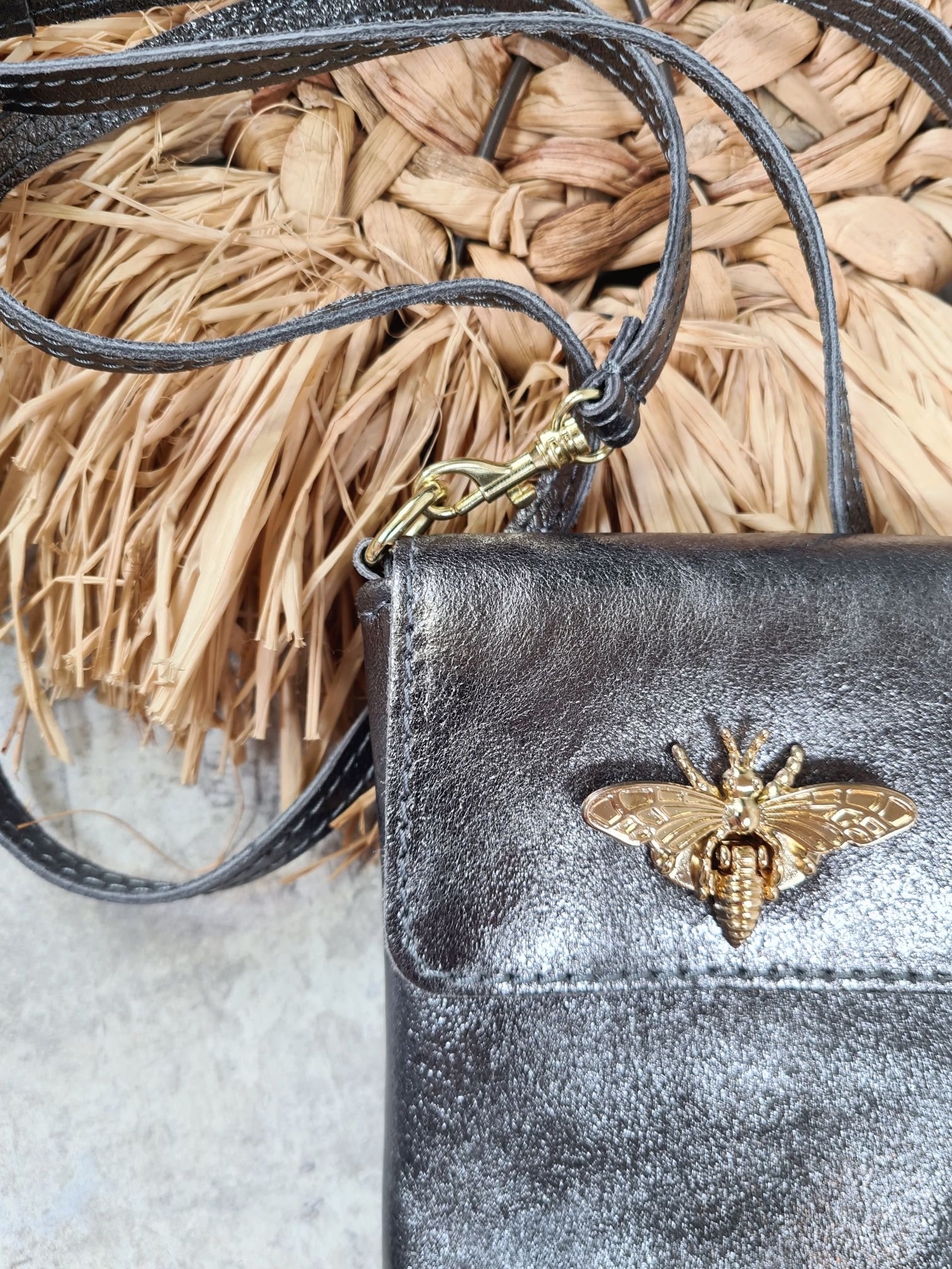 HANDYTASCHE BIENE SMALL METALLIC Ledertasche Umhängetasche Made in Italy echt Leder Tasche versch. Farben HANDYTASCHE BIENE SMALL METALLIC Ledertasche Umhängetasche Made in Italy echt Leder Tasche versch. Farben