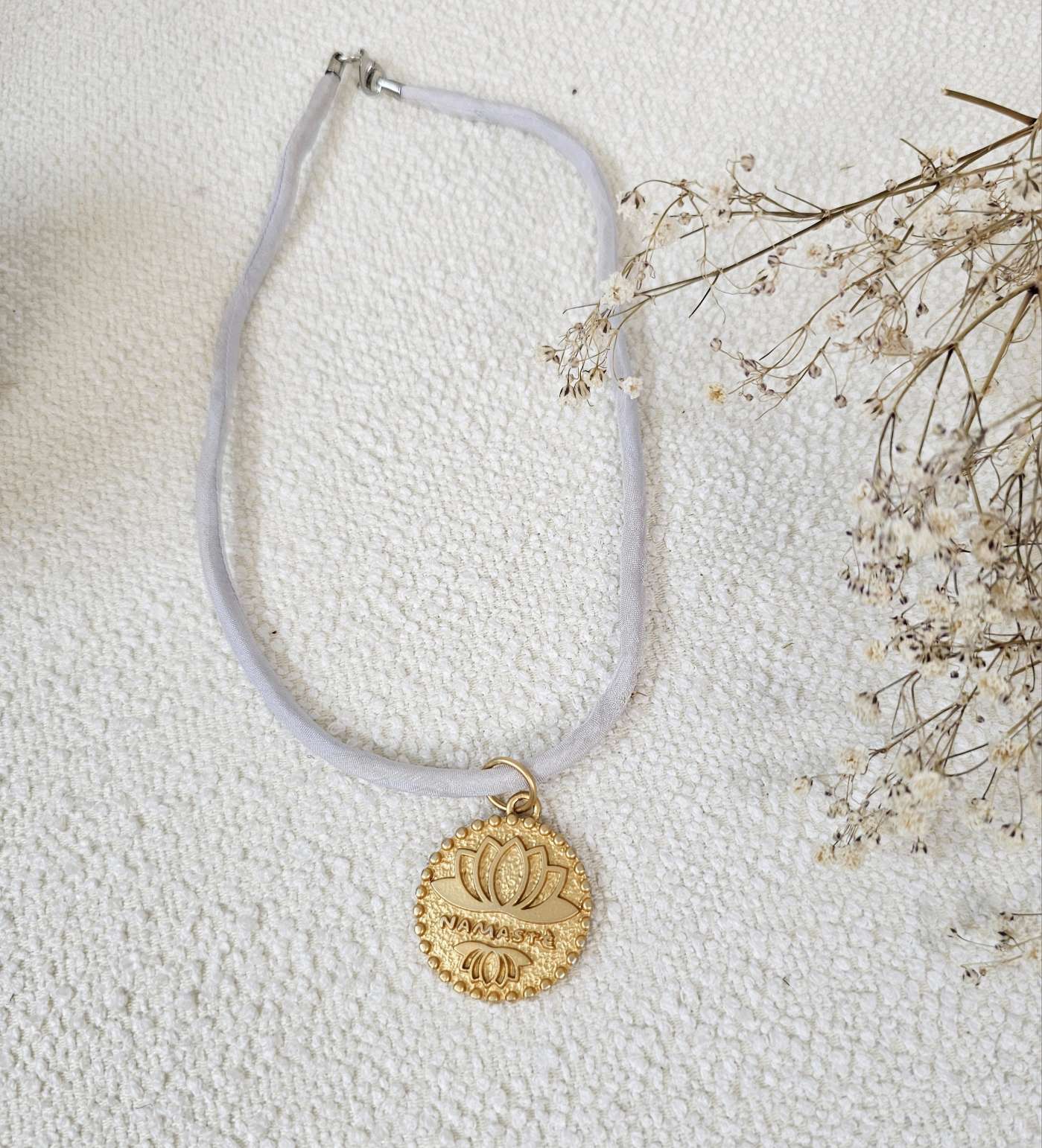 EXKLUSIVE KURZE SEIDEN KETTE NAMASTE GOLD SHINY CREME Silk Kette