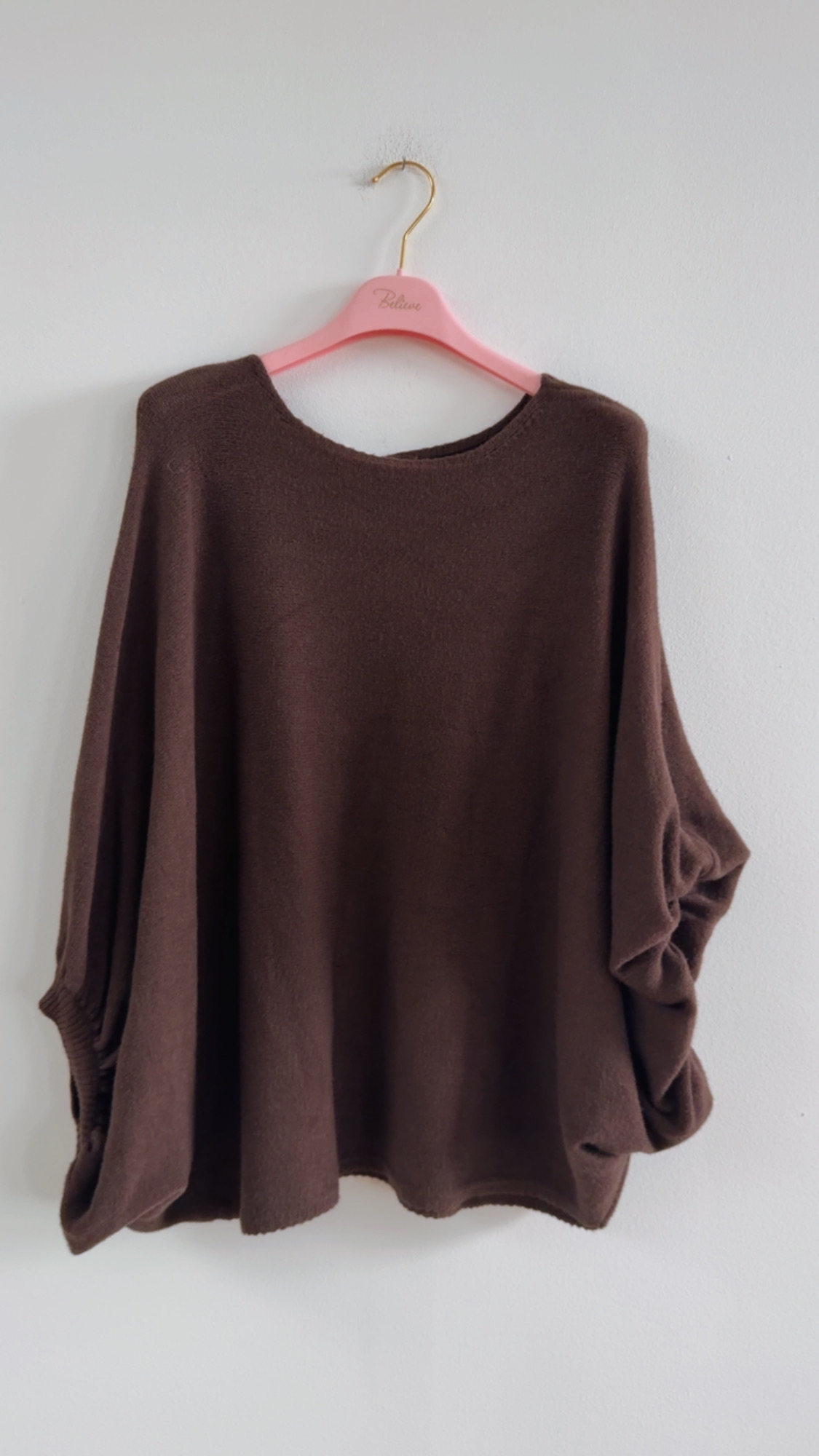 Oversize-Fledermaus-Strickpullover mit Viskose & raffiniertem Knopfdetail – Made in Italy | SJ0098