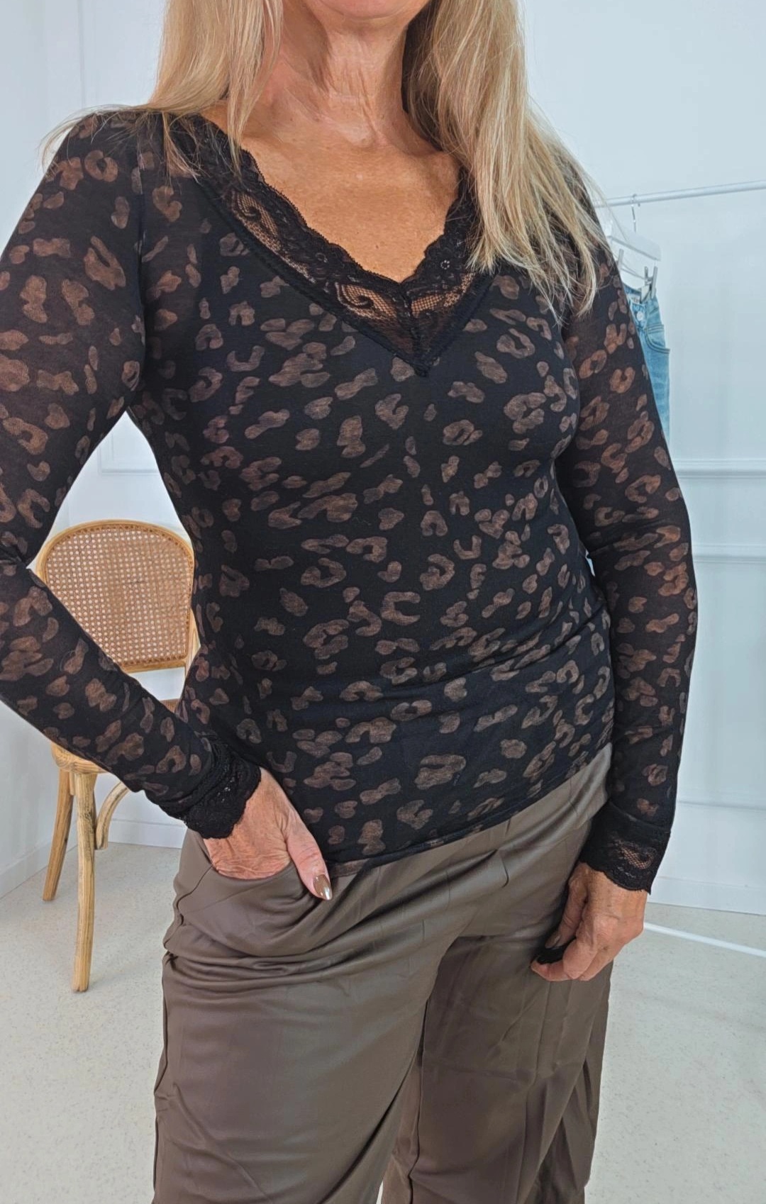 CASHMERE LONGSLEEVE AMIGA LEO 34-40/42 Made in Italy mit Spitzendetails