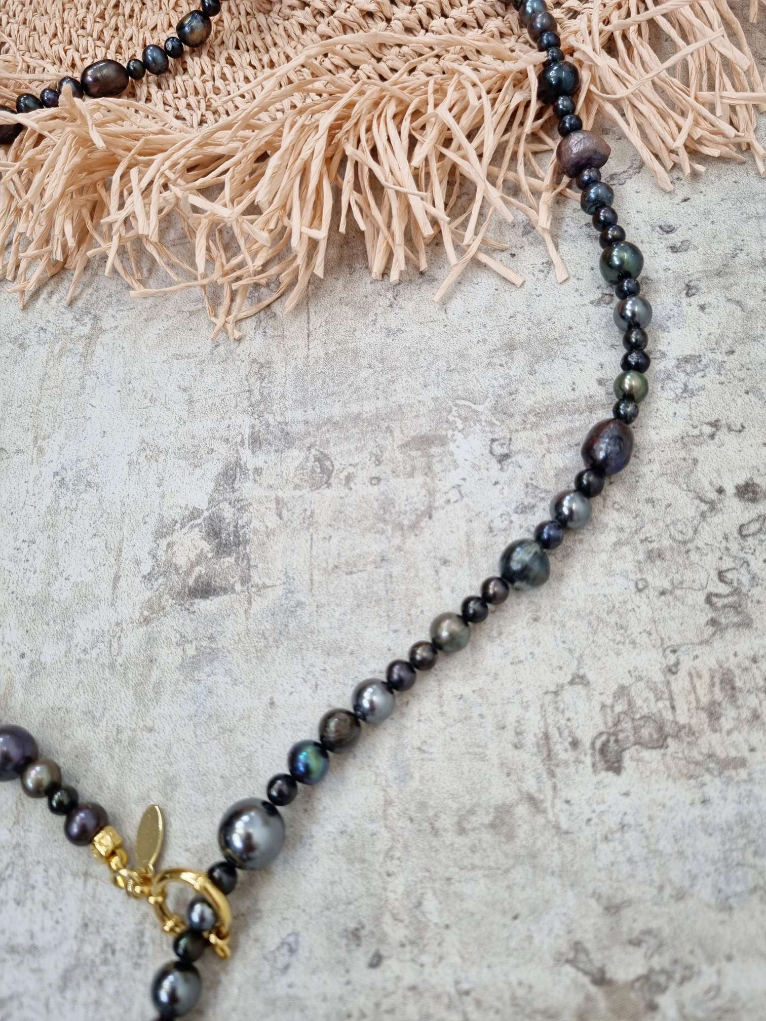 NECKLESS BLACK PEARL LOVE Zuchtperlen Halskette schwarz großer Muschelkern Tropfen vergoldeter Münze NECKLESS BLACK PEARL LOVE Zuchtperlen Halskette schwarz großer Muschelkern Tropfen vergoldeter Münze