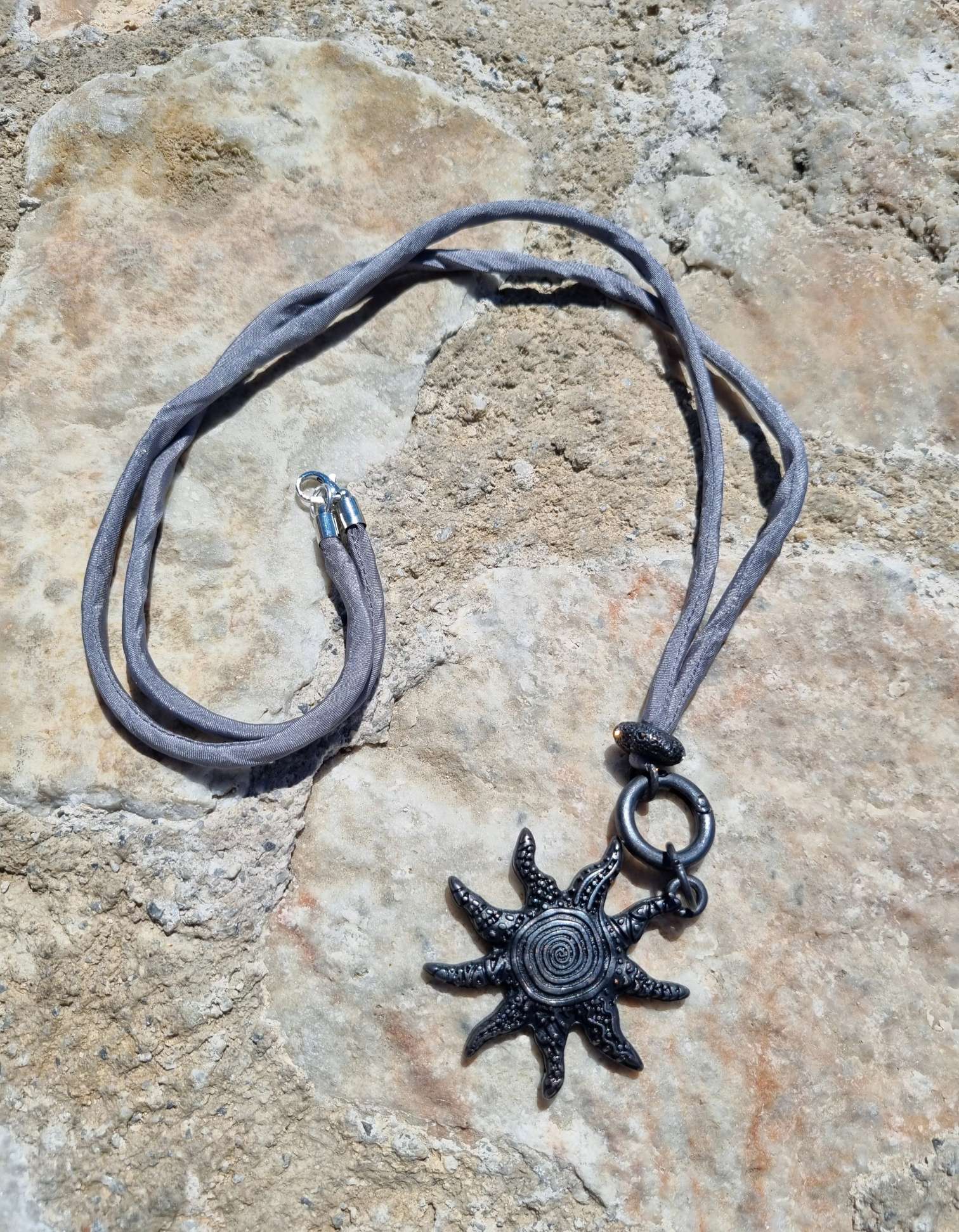 NECKLESS BLACK SUN BLACKBEAUTY Wechselkette GRAU Seide NECKLESS BLACK SUN BLACKBEAUTY Wechselkette GRAU Seide