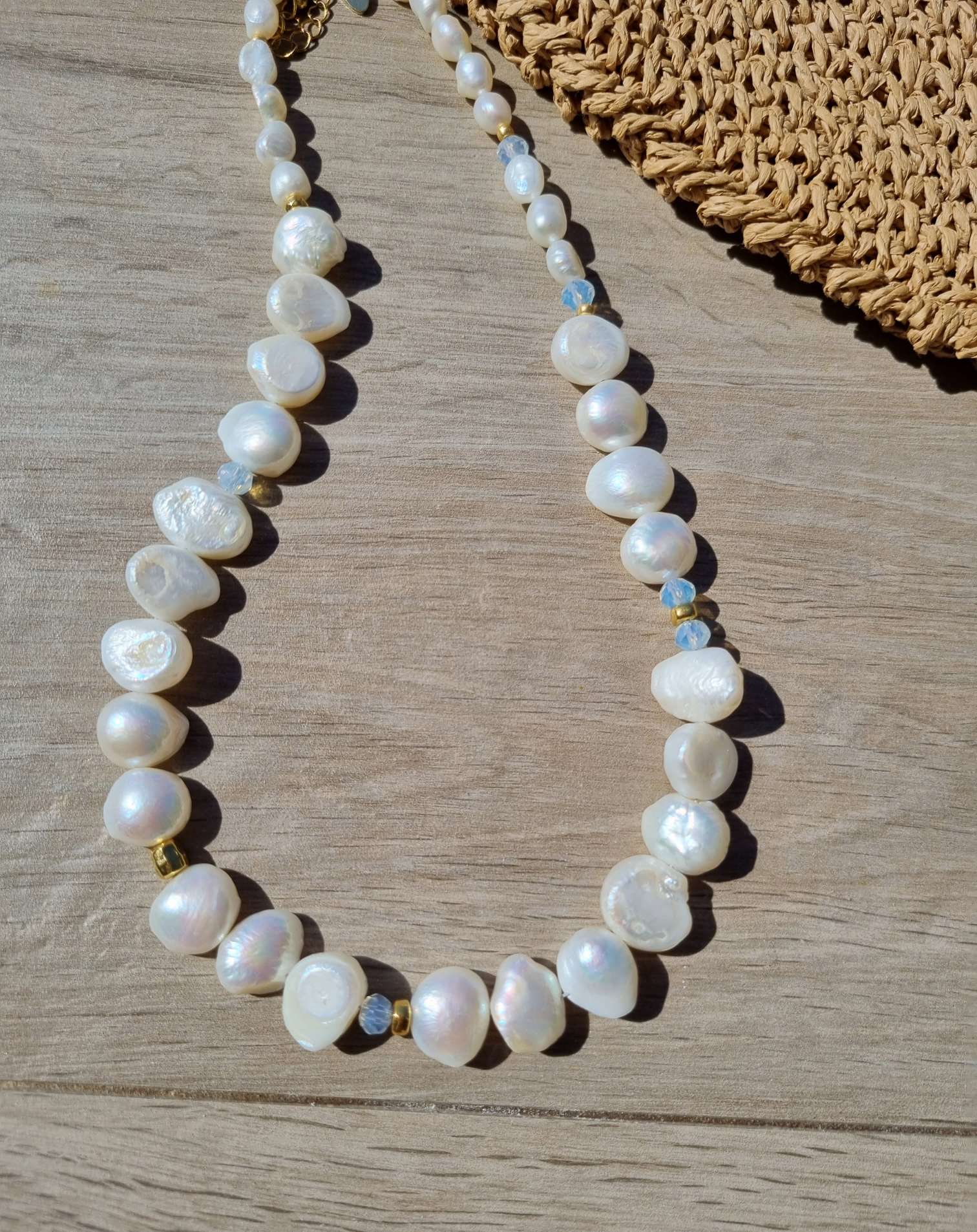 PEARL NECKLESS JIDA Große Barockperlen Halskette mit vergoldeten Elementen PEARL NECKLESS JIDA Große Barockperlen Halskette mit vergoldeten Elementen