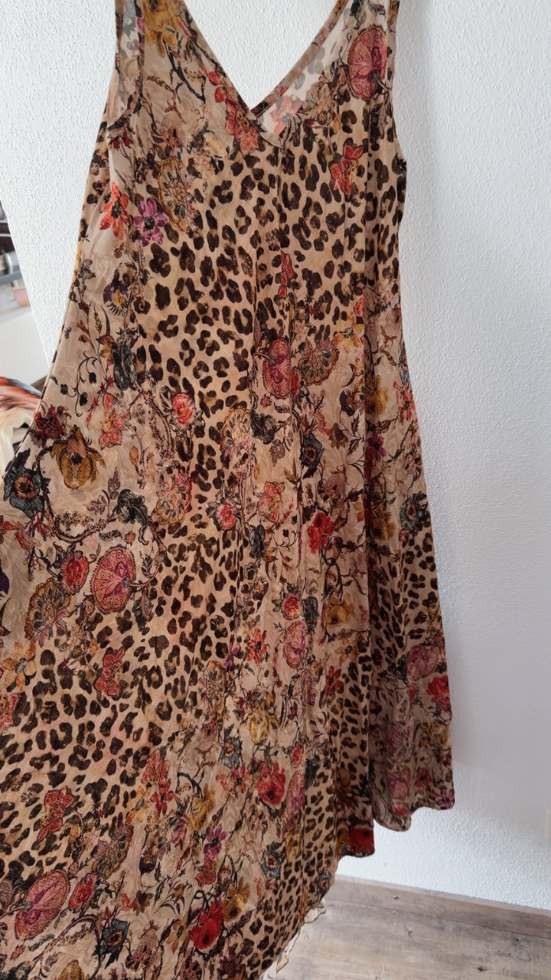 Maxikleid „Zawadi“ – Leo trifft Blütenzauber – Made in Italy  Trendiges Leo-Kleid mit Taschen | Passend bis Größe 42/44