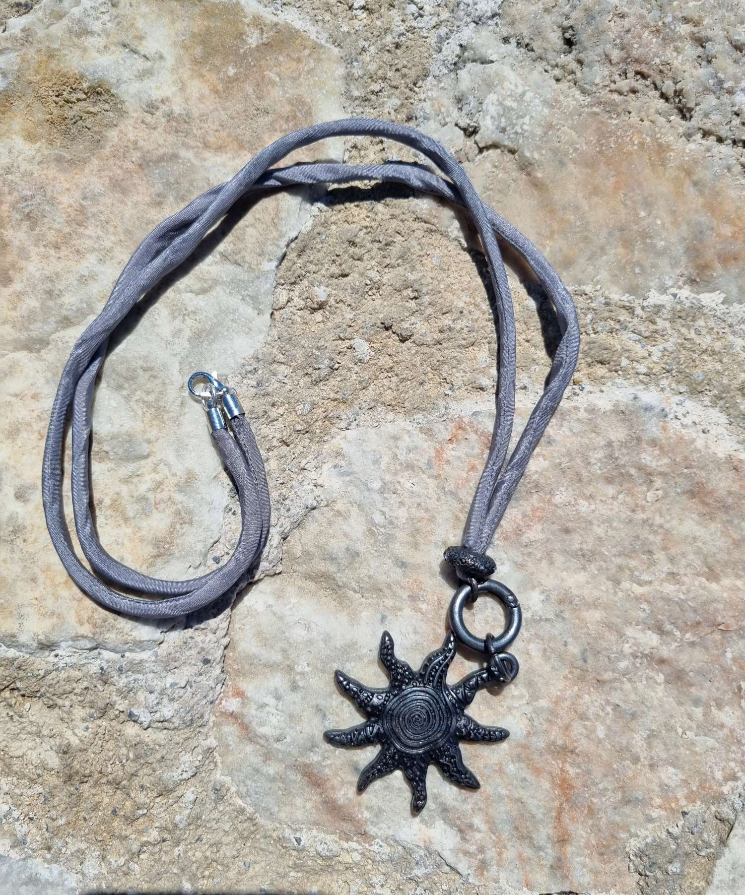 NECKLESS BLACK SUN BLACKBEAUTY Wechselkette GRAU Seide NECKLESS BLACK SUN BLACKBEAUTY Wechselkette GRAU Seide