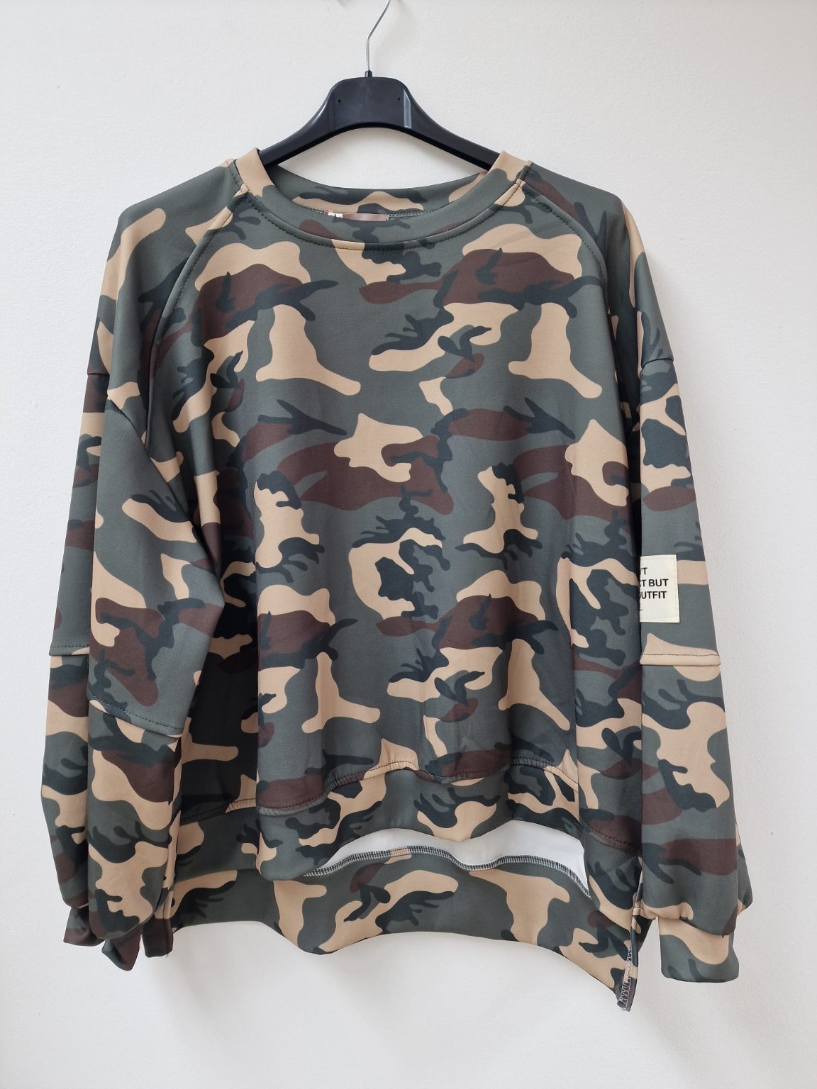 🤎 Camouflage Butterstoff Oversize Sweatshirt mit Statement-Patch | SW0100 | Made in Italy