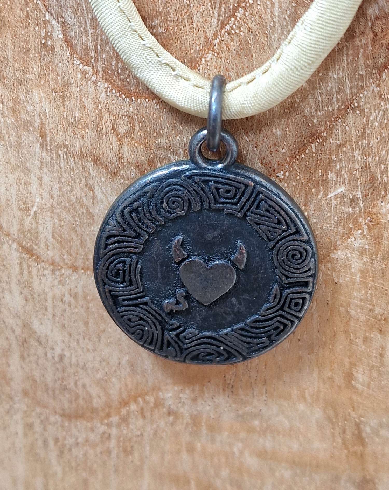 NECKLACE ANGEL&DEVIL BLACK BEAUTY kurze Kette Seide CREME  Amulett  