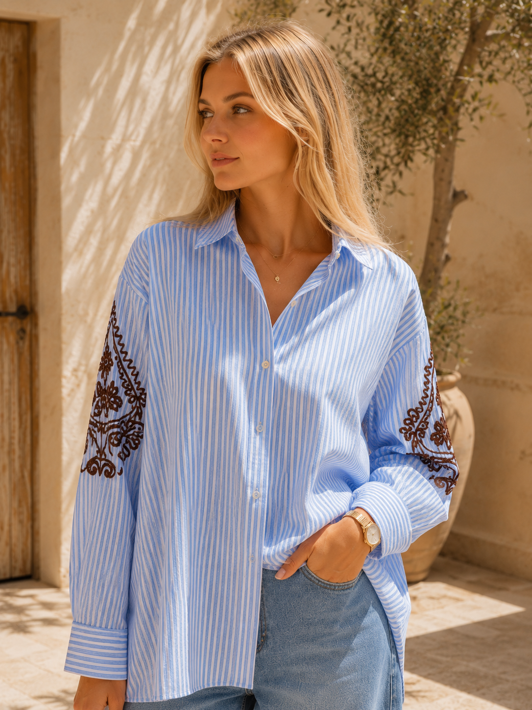 Oversize-Bluse Yvaine – Blau-weiß gestreift mit edler Ärmelstickerei | Made für stilvolle Everyday-Looks