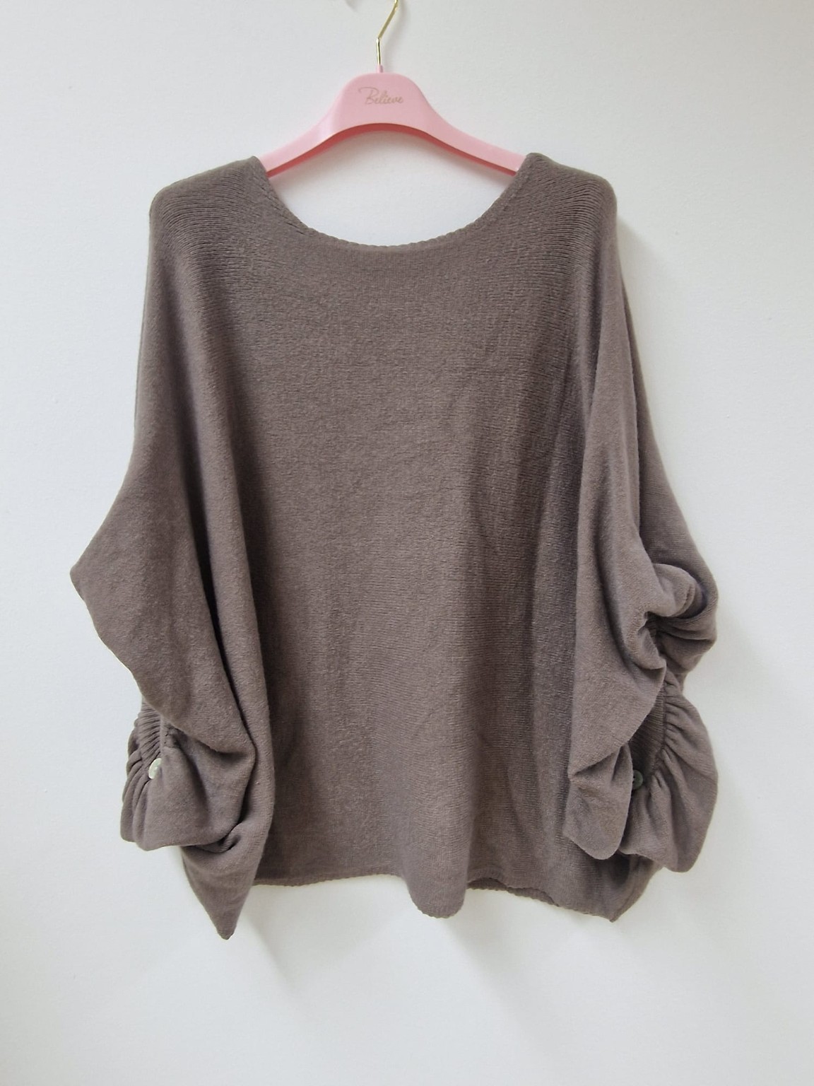 Oversize-Fledermaus-Strickpullover mit Viskose & raffiniertem Knopfdetail – Made in Italy | SJ0098