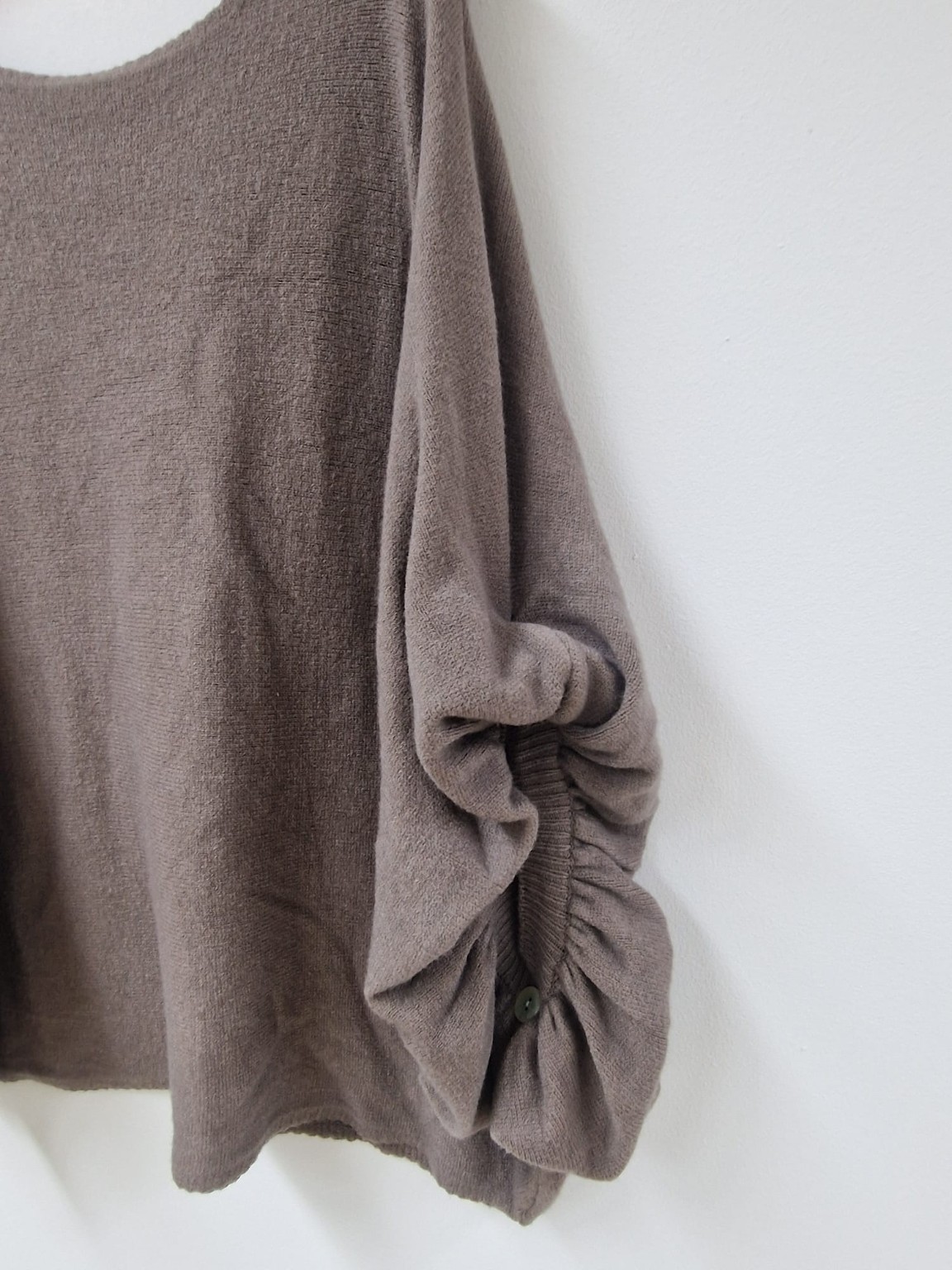 Oversize-Fledermaus-Strickpullover mit Viskose & raffiniertem Knopfdetail – Made in Italy | SJ0098