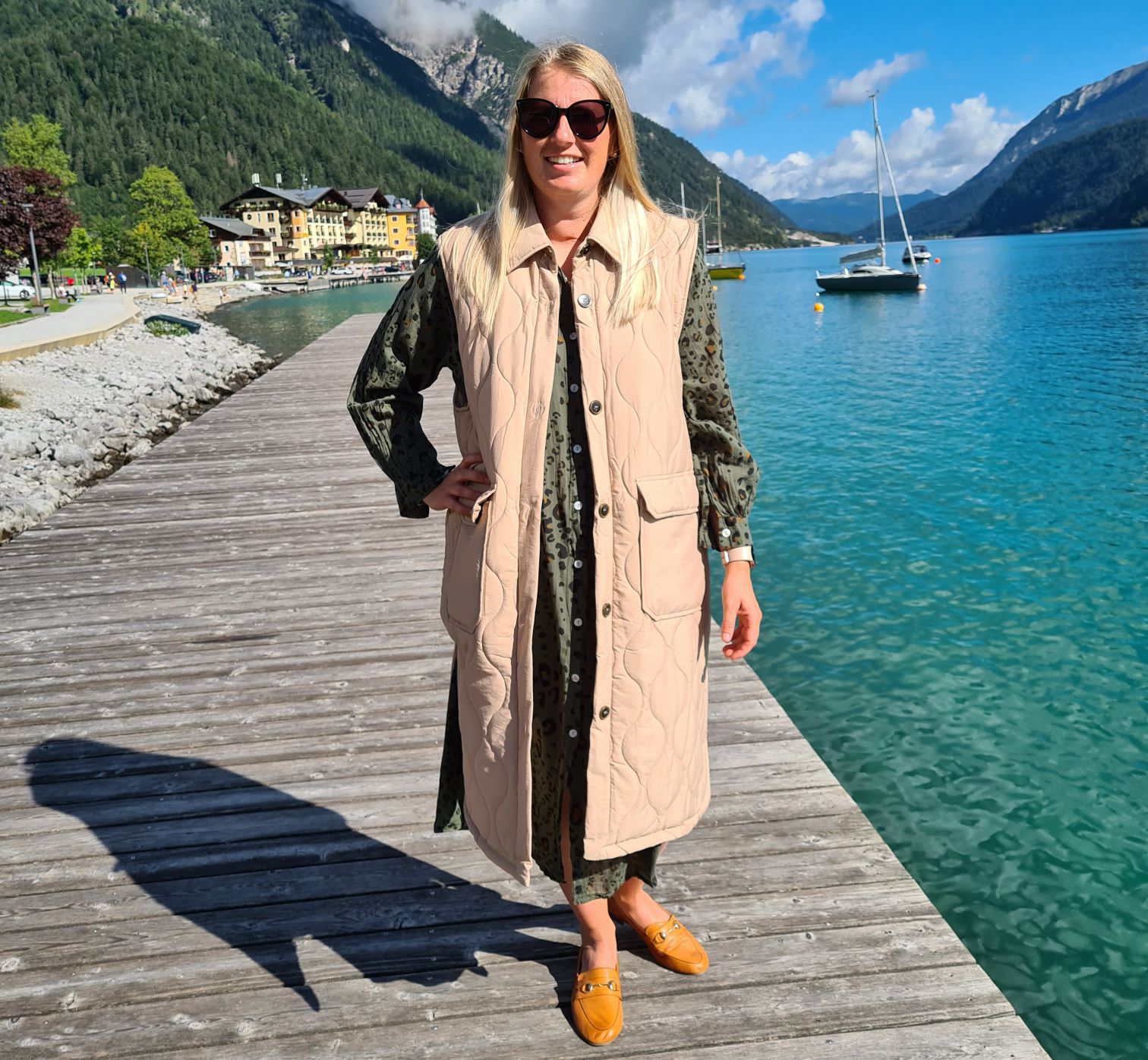 ÄRMELLOSE STEPPWESTE AMIRA CAMEL Kapuze Oversize Stepp Weste Jacke Mantel Italy Style versch. Größen Kopie ÄRMELLOSE STEPPWESTE AMIRA CAMEL Kapuze Oversize Stepp Weste Jacke Mantel Italy Style versch. Größen Kopie