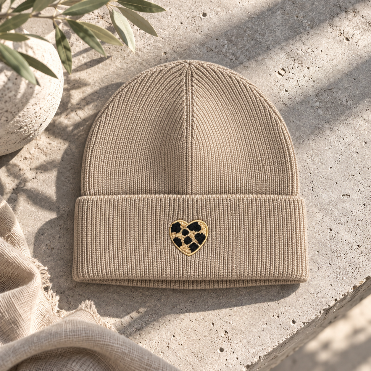 Mütze „Leo Heart“ – dein stylisches Cozy 🤎