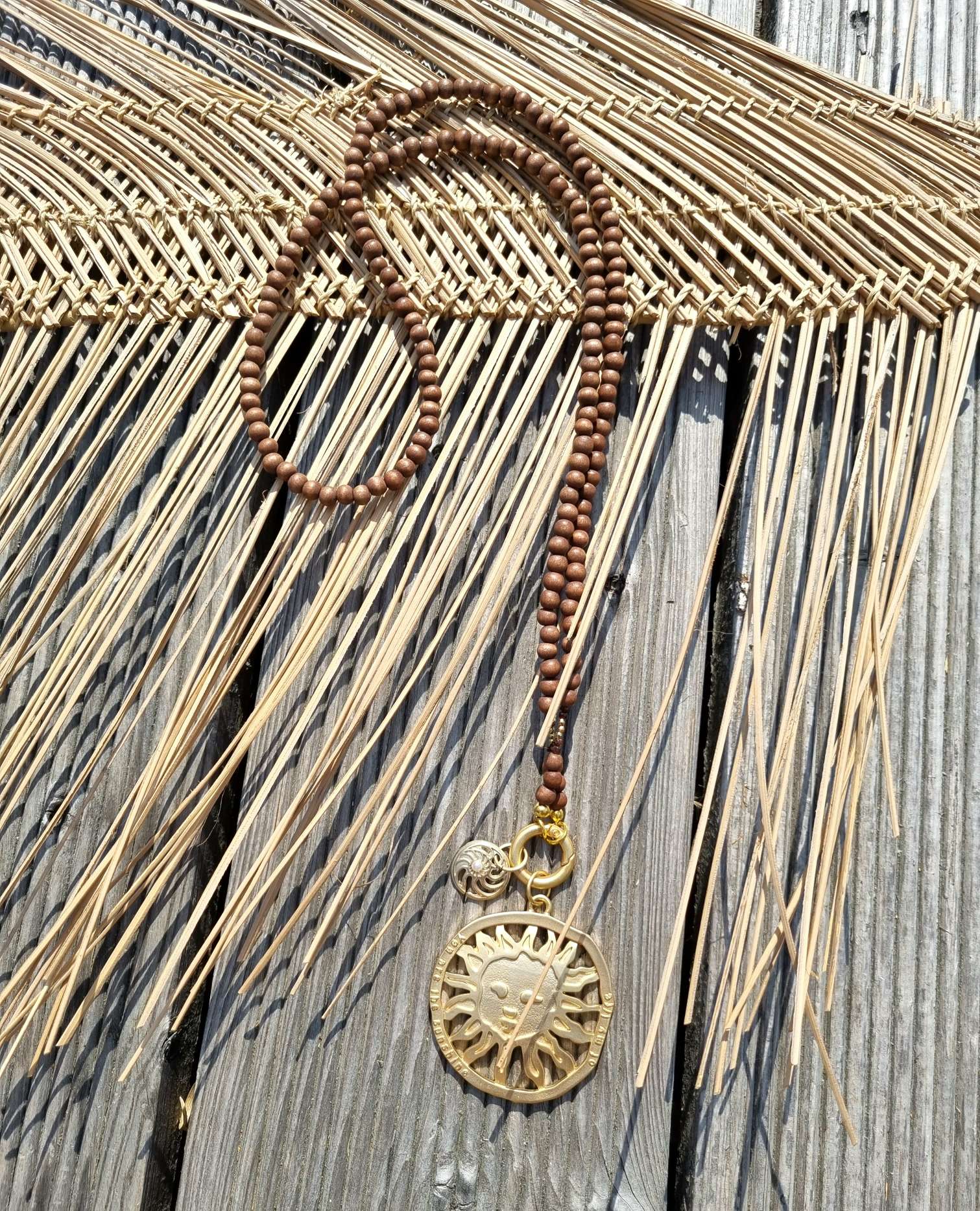 EXKLUSIVE LANGE KETTE SUNSHINE MILKY AKAZIENHOLZ PERLEN BRAUN goldfarbiger großer Anhänger EXKLUSIVE LANGE KETTE SUNSHINE MILKY AKAZIENHOLZ PERLEN BRAUN goldfarbiger großer Anhänger