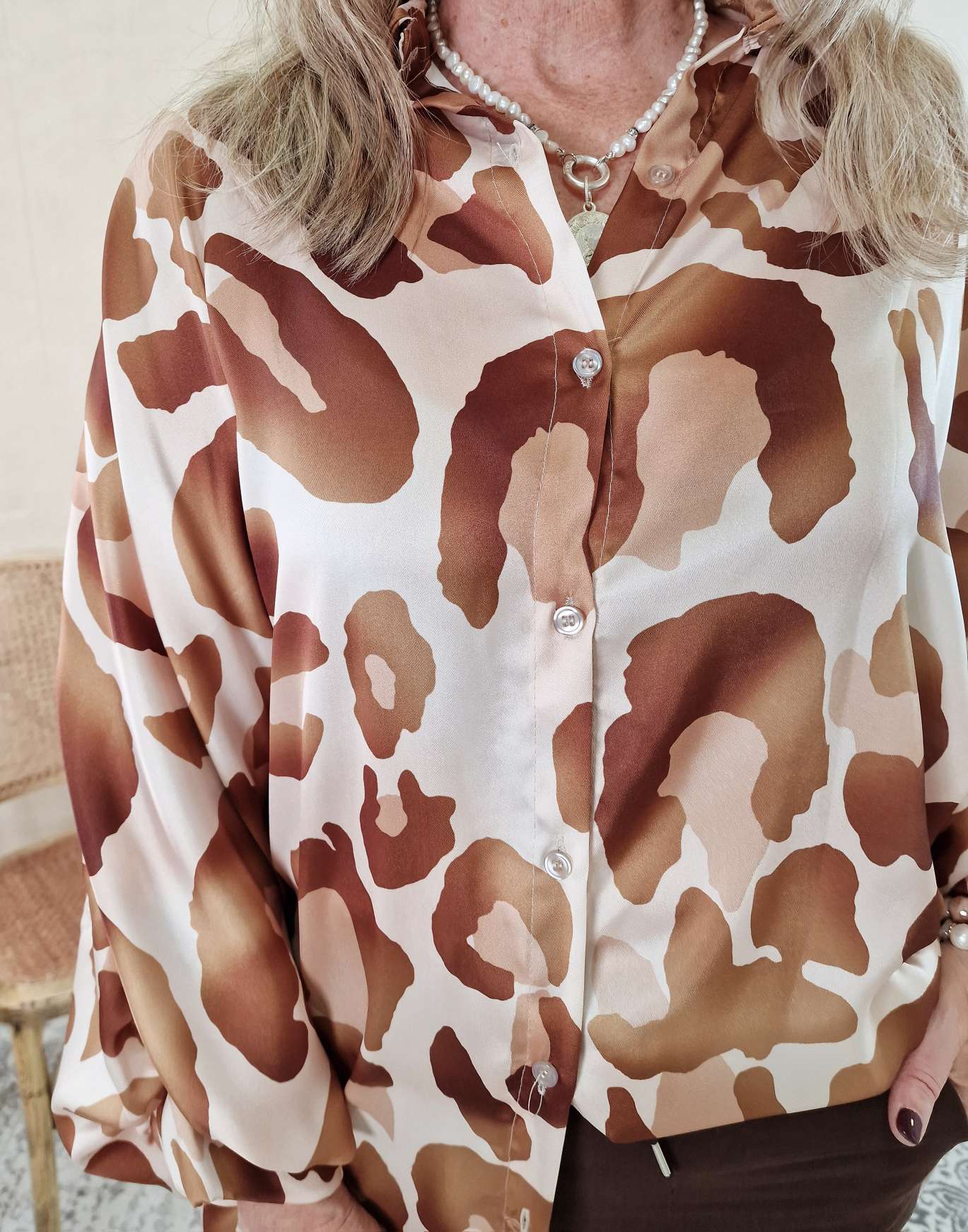 LEO BLUSE AURICIA CREME BEIGE 34-42/44 Made in Italy Oversize Shirt Hemd Silk Optik LEO BLUSE AURICIA CREME BEIGE 34-42/44 Made in Italy Oversize Shirt Hemd Silk Optik