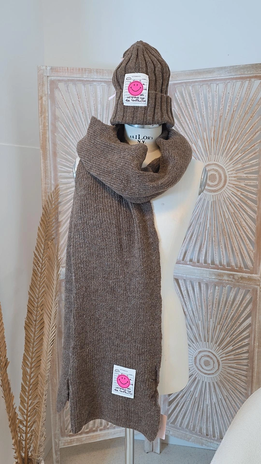 KUSCHELIGER TRENDSCHAL BERGEN Patch Creme del la Creme - Smile versch. Farben