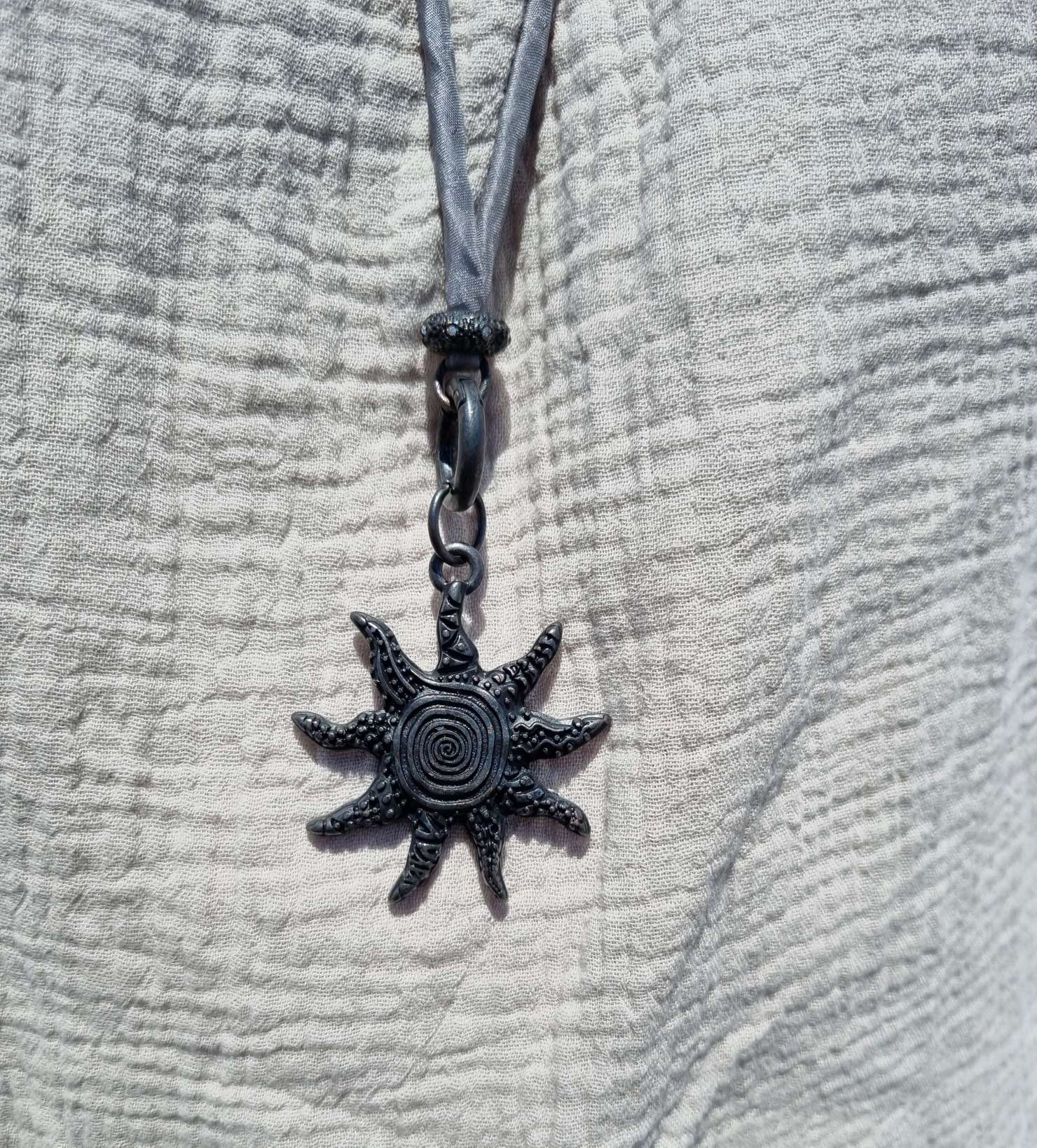 NECKLESS BLACK SUN BLACKBEAUTY Wechselkette GRAU Seide NECKLESS BLACK SUN BLACKBEAUTY Wechselkette GRAU Seide