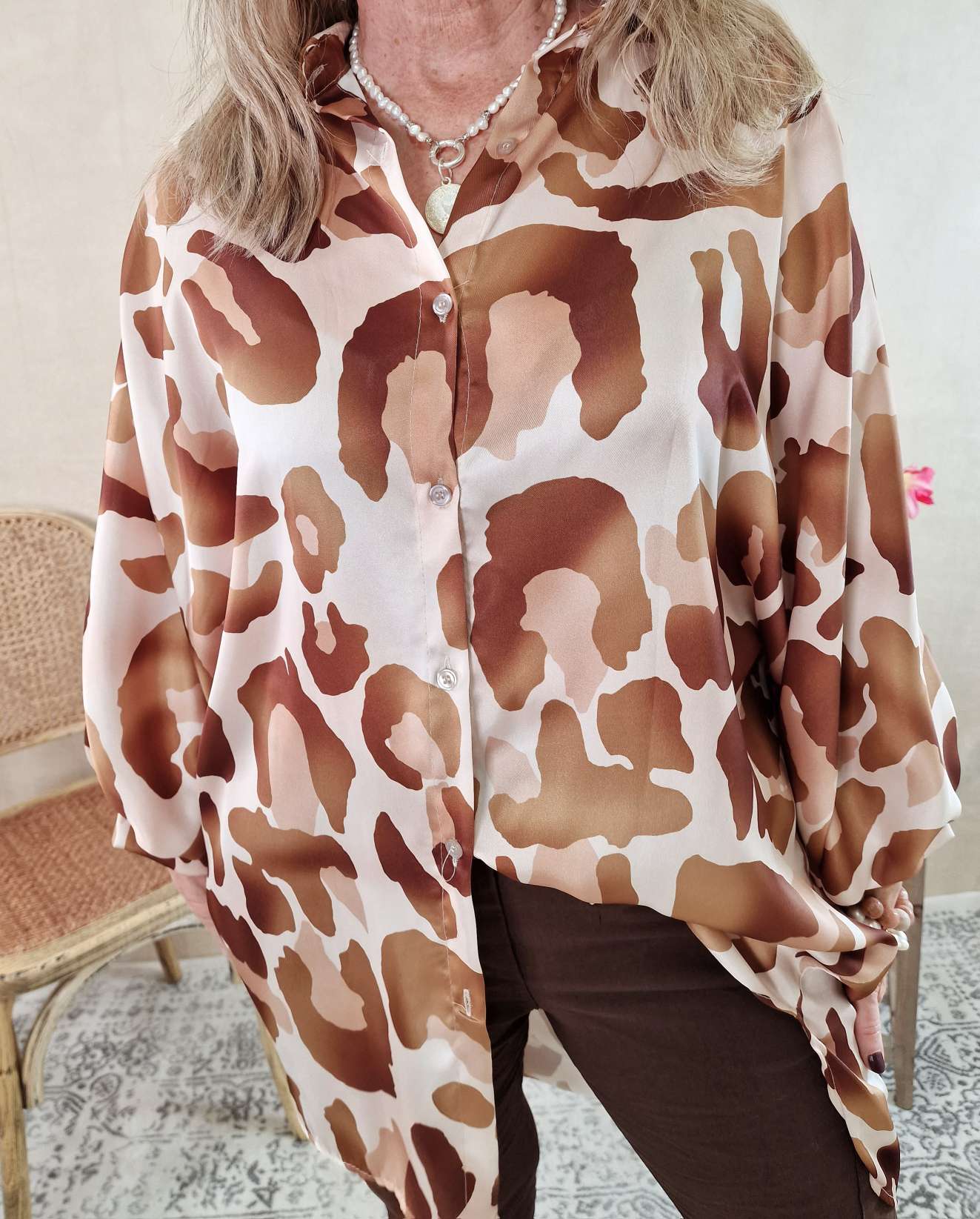 LEO BLUSE AURICIA CREME BEIGE 34-42/44 Made in Italy Oversize Shirt Hemd Silk Optik LEO BLUSE AURICIA CREME BEIGE 34-42/44 Made in Italy Oversize Shirt Hemd Silk Optik
