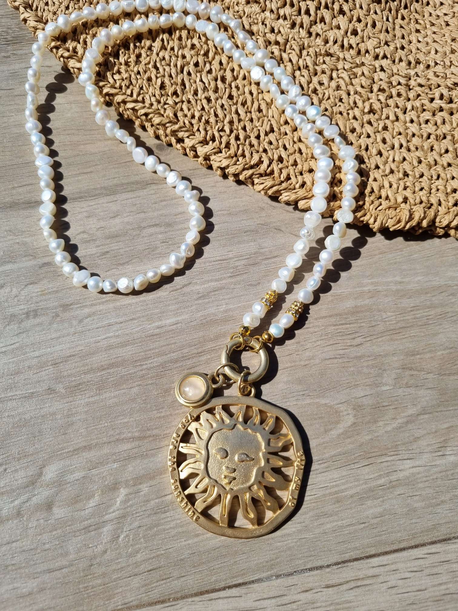 EXKLUSIVE LANGE KETTE HAWAII SONNE GOLD Süßwasserperlen goldfarbiger großer Anhänger EXKLUSIVE LANGE KETTE HAWAII SONNE GOLD Süßwasserperlen goldfarbiger großer Anhänger