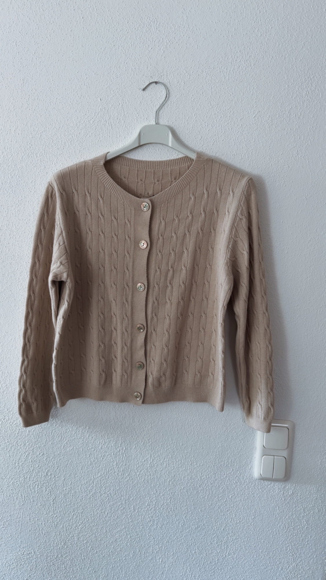 Strickjacke Freya mit feinem Zopfmuster – Made in Italy – passend bis gute Größe 40