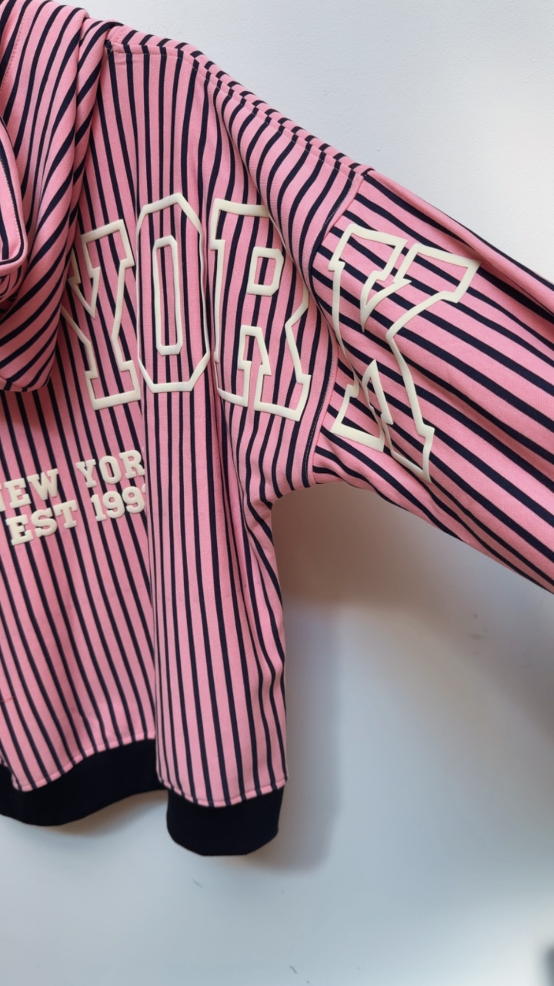Hoodie Evania – New York Vibes im Streifen-Look Made in Italy 34-42/44