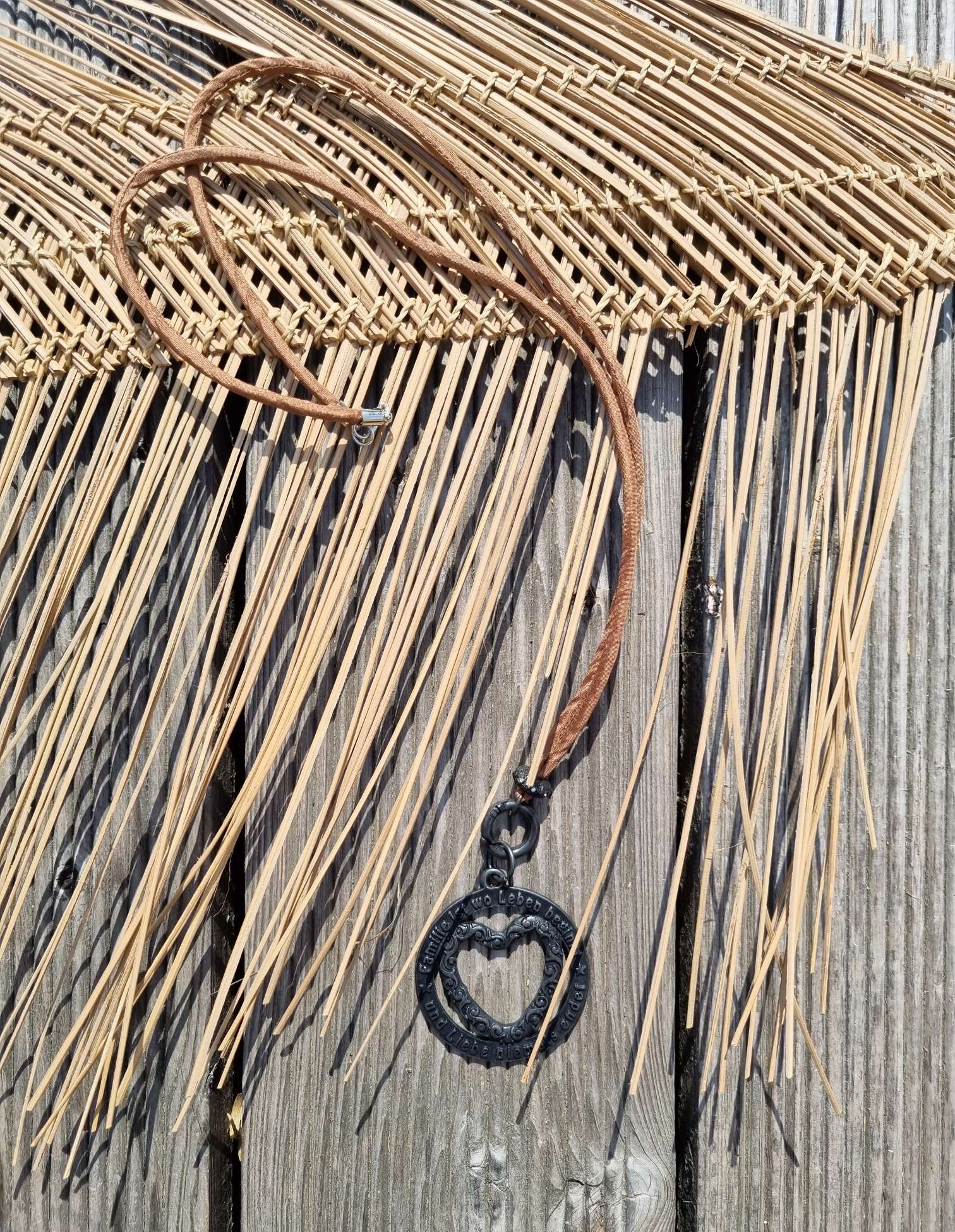 NECKLESS FAMILY BROWN lange Wechselkette Seide BLACK BEAUTY Halskette Kette Amueltt NECKLESS FAMILY BROWN lange Wechselkette Seide BLACK BEAUTY Halskette Kette Amueltt