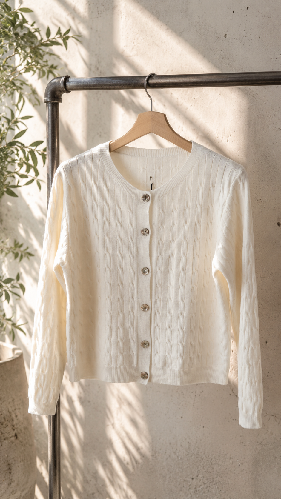 Strickjacke Freya mit feinem Zopfmuster – Made in Italy – passend bis gute Größe 40