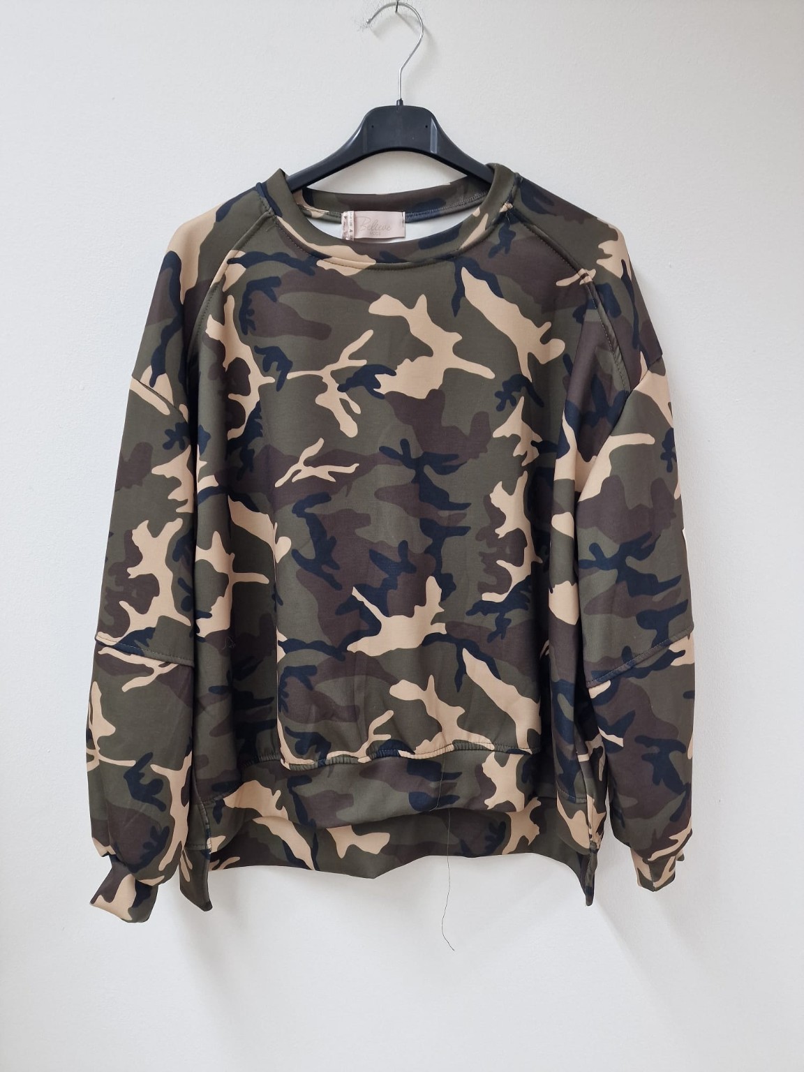 🤎 Camouflage Butterstoff Oversize Sweatshirt mit Statement-Patch | SW0100 | Made in Italy