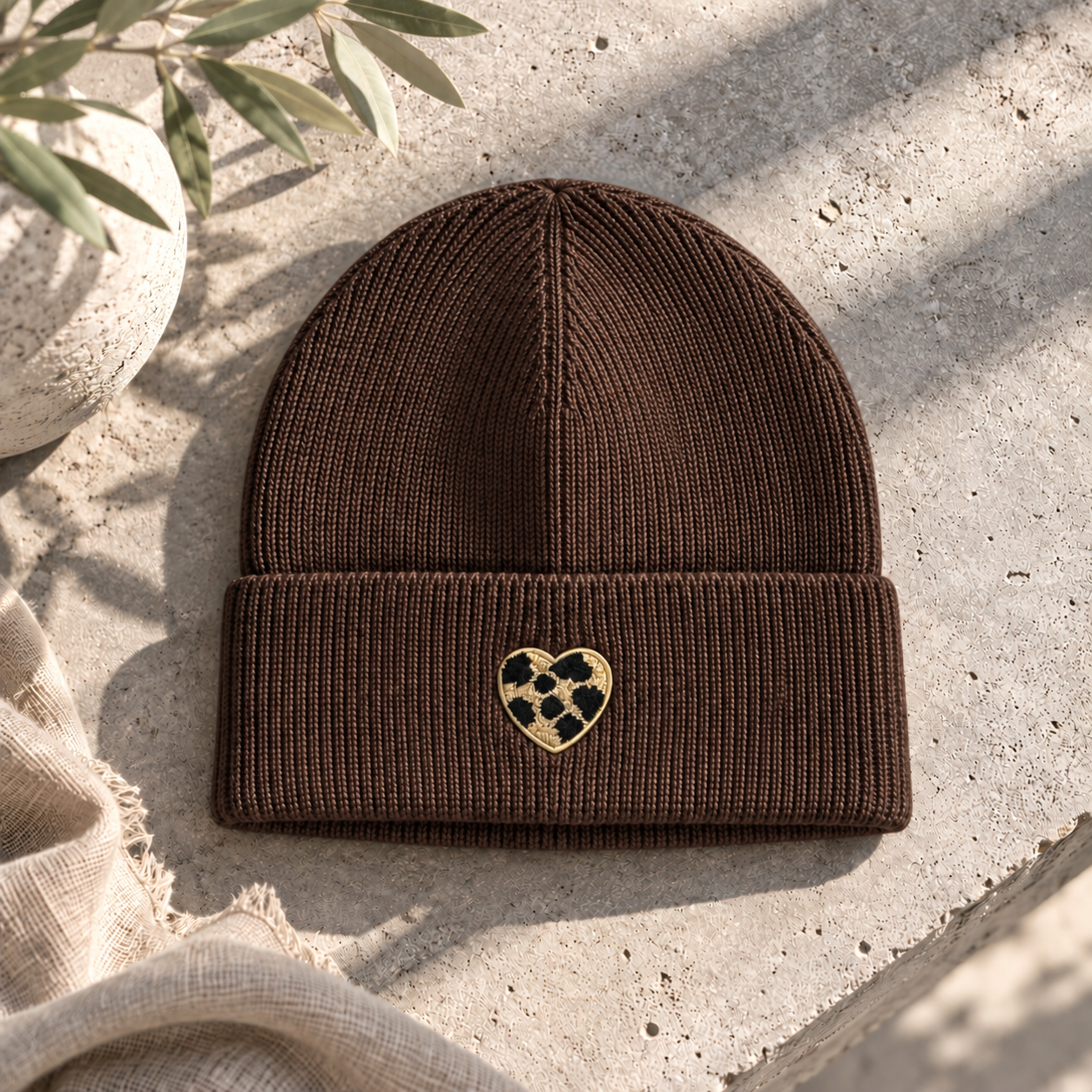 Mütze „Leo Heart“ – dein stylisches Cozy 🤎