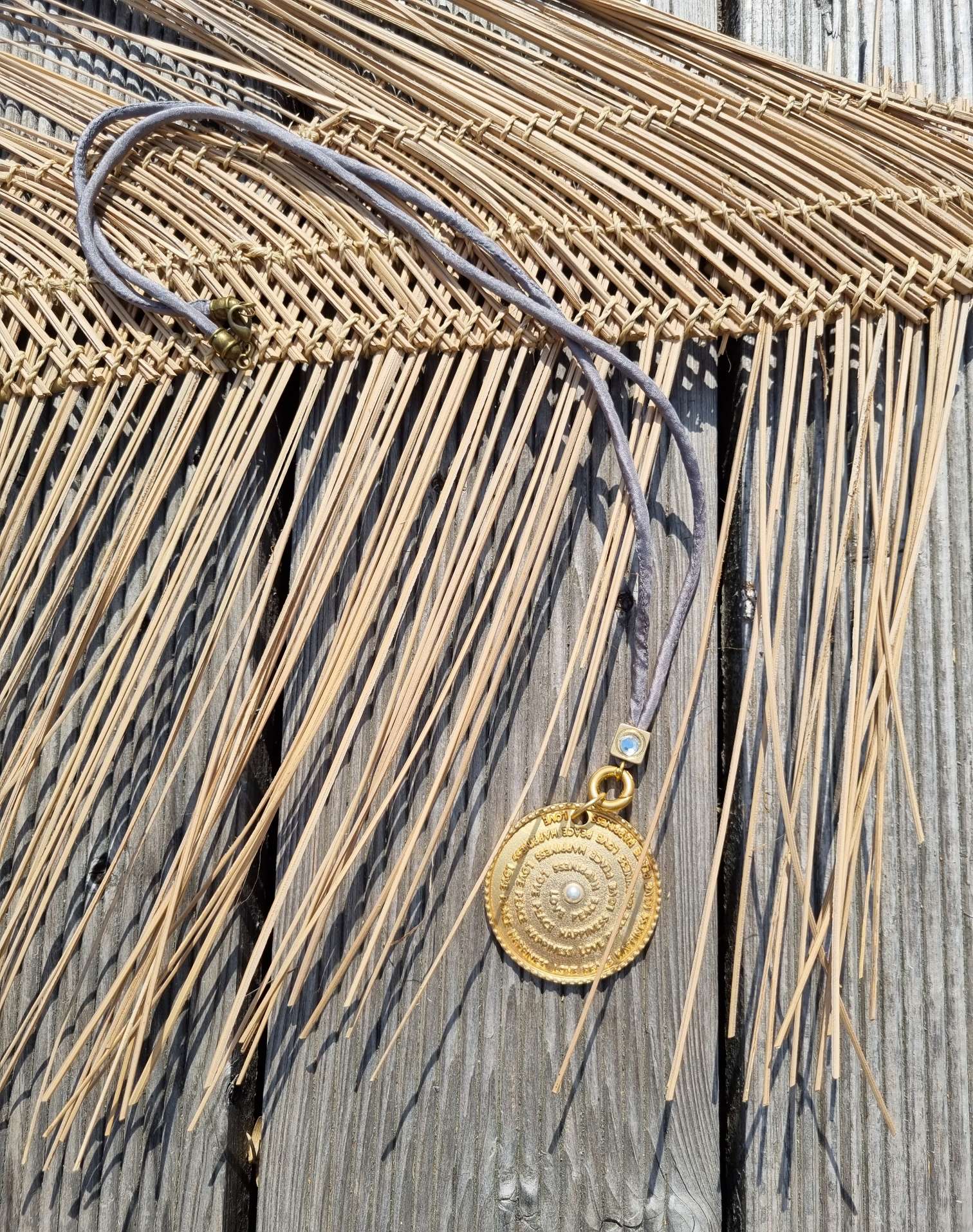 NECKLESS HAPPIENESS GREY lange Wechselkette Seide Goldfarben Halskette Kette Amueltt NECKLESS HAPPIENESS GREY lange Wechselkette Seide Goldfarben Halskette Kette Amueltt