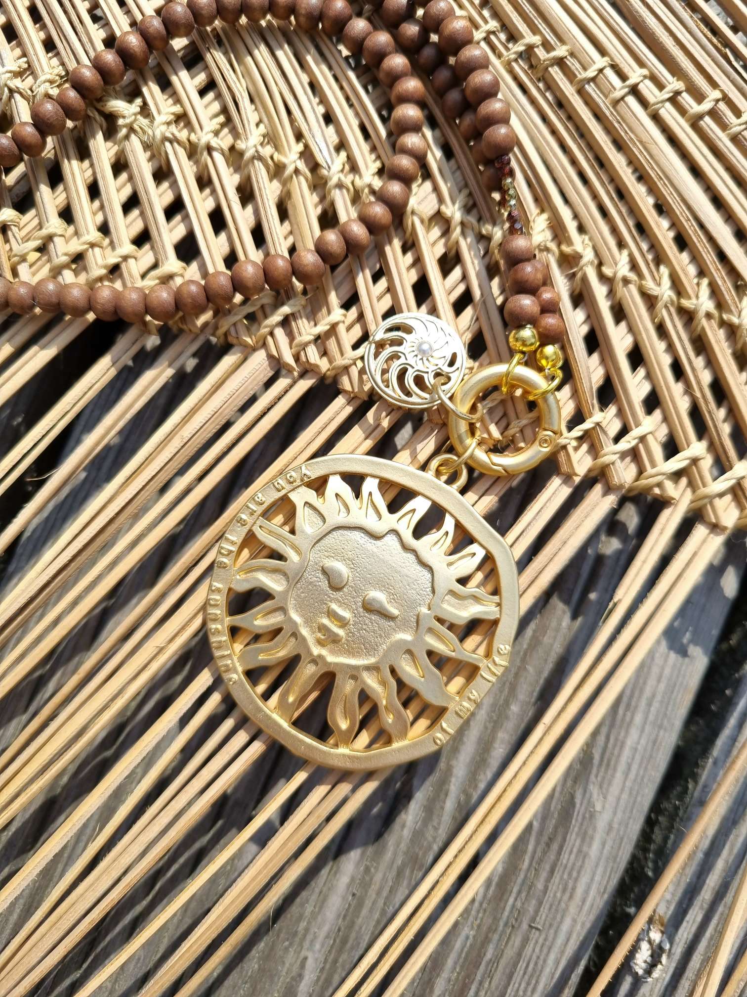 EXKLUSIVE LANGE KETTE SUNSHINE MILKY AKAZIENHOLZ PERLEN BRAUN goldfarbiger großer Anhänger EXKLUSIVE LANGE KETTE SUNSHINE MILKY AKAZIENHOLZ PERLEN BRAUN goldfarbiger großer Anhänger