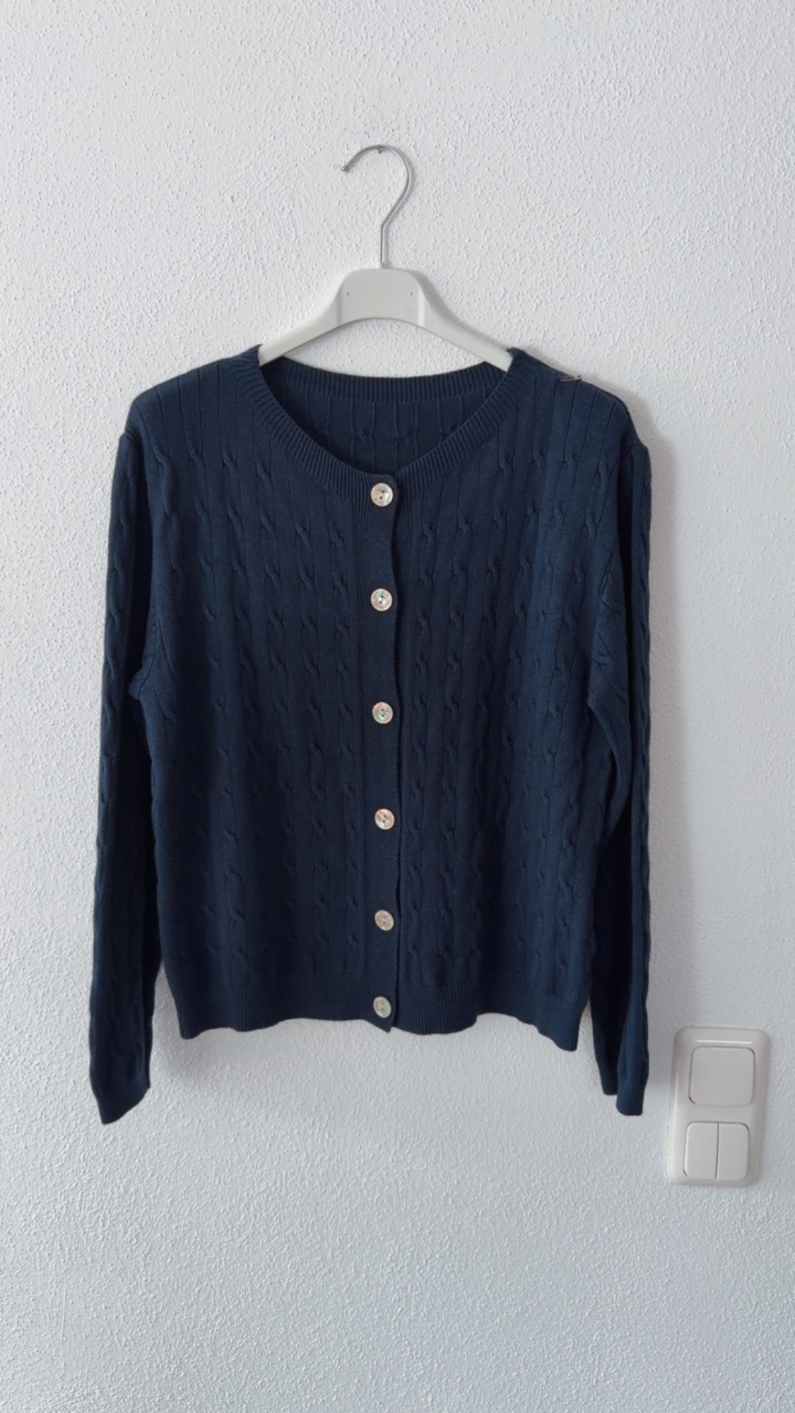 Strickjacke Freya mit feinem Zopfmuster – Made in Italy – passend bis gute Größe 40