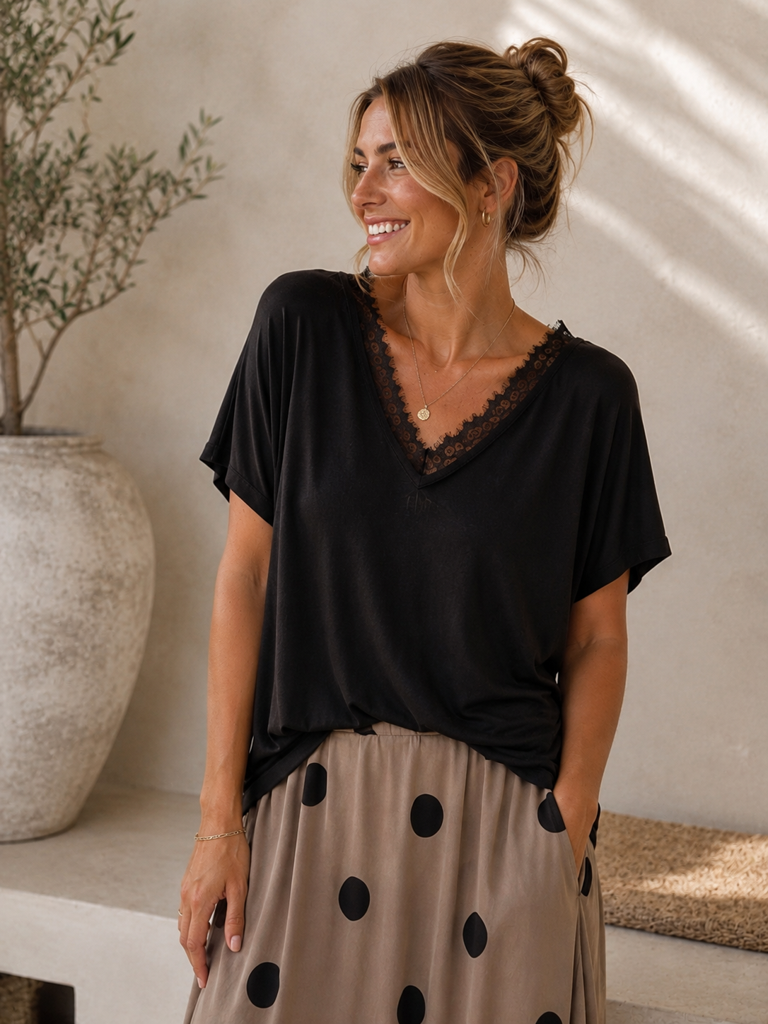 Shirt Sevil mit Spitzenbesatz am Ausschnitt Made in Italy 34-42