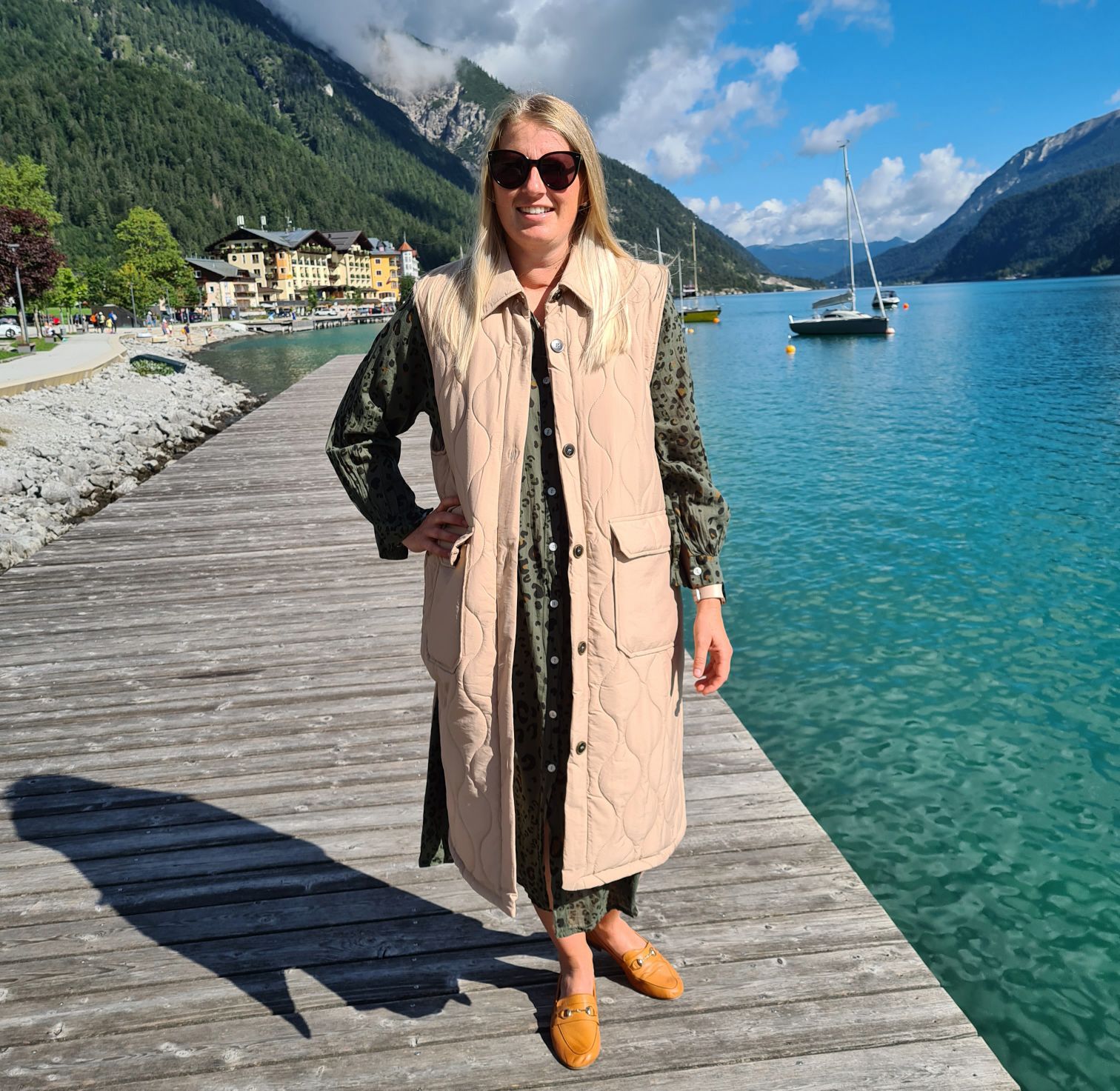 ÄRMELLOSE STEPPWESTE AMIRA CAMEL Kapuze Oversize Stepp Weste Jacke Mantel Italy Style versch. Größen Kopie ÄRMELLOSE STEPPWESTE AMIRA CAMEL Kapuze Oversize Stepp Weste Jacke Mantel Italy Style versch. Größen Kopie