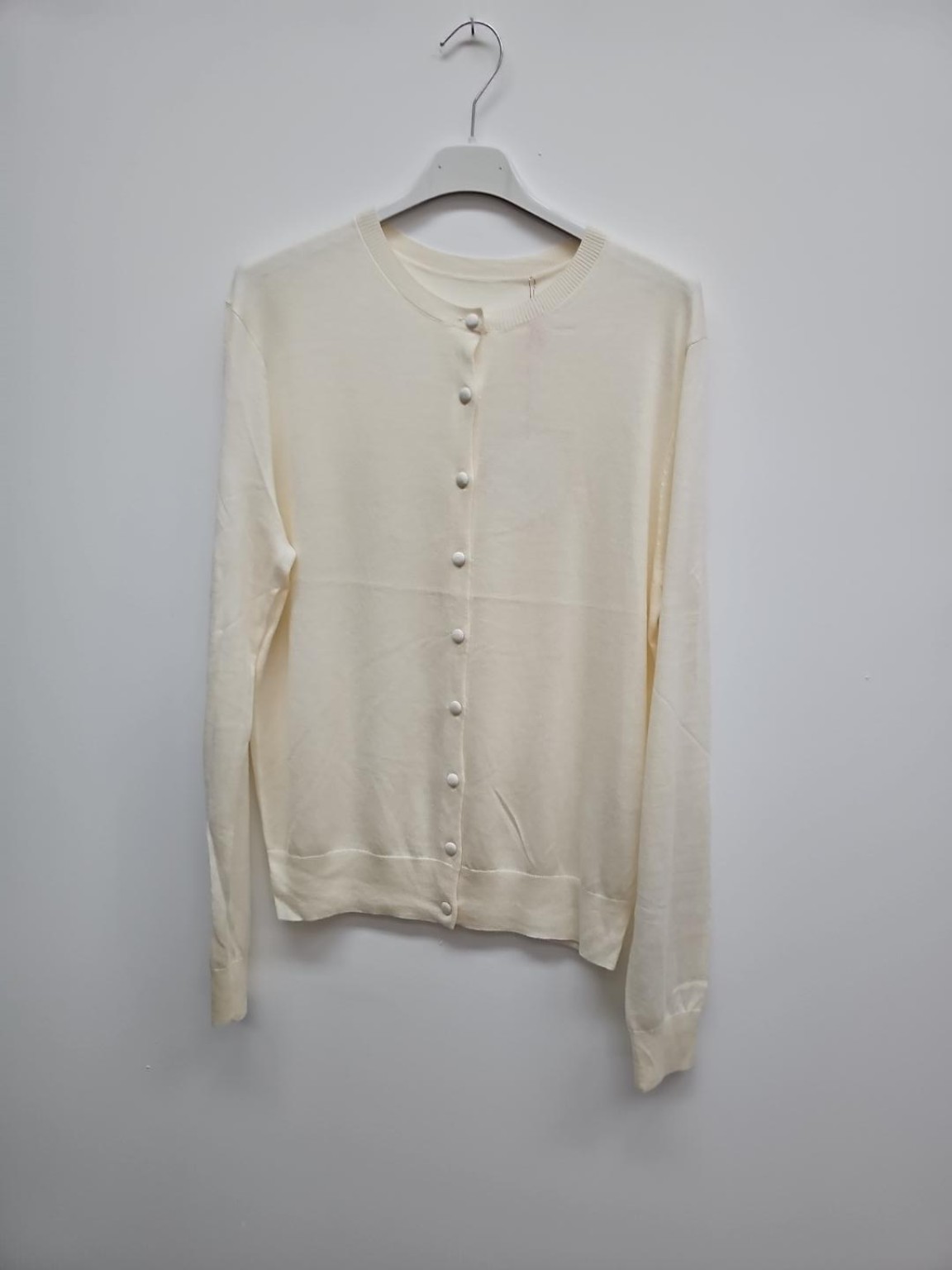 Strickjacke Odina – softer Basic Cardigan mit stoffbezogenen Knöpfen Made in Italy 34-40/42