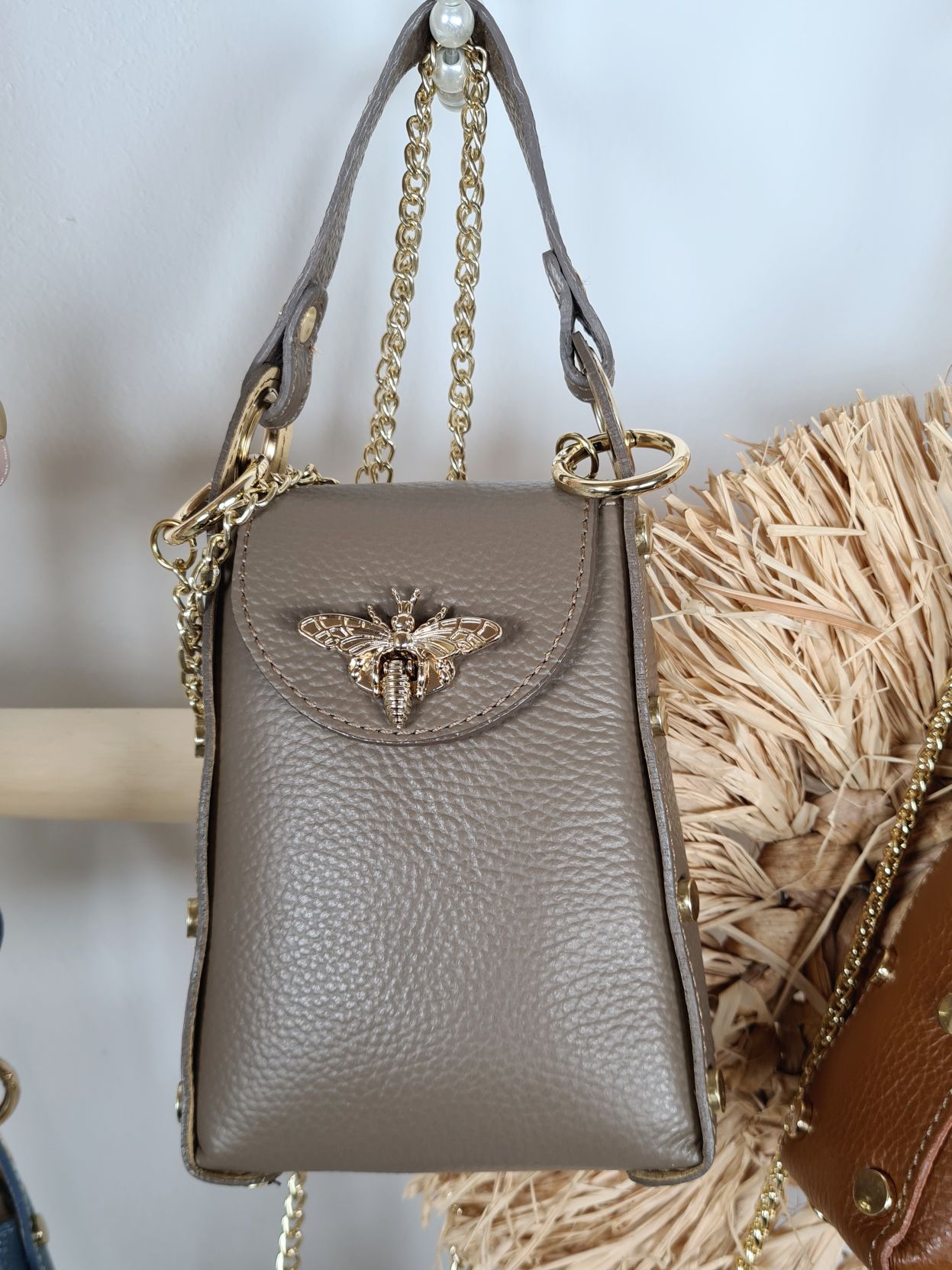 HANDYTASCHE BIENE BIG Made in Italy Ledertasche Umhängetasche Tasche echt Leder versch. Farben HANDYTASCHE BIENE BIG Made in Italy Ledertasche Umhängetasche Tasche echt Leder versch. Farben
