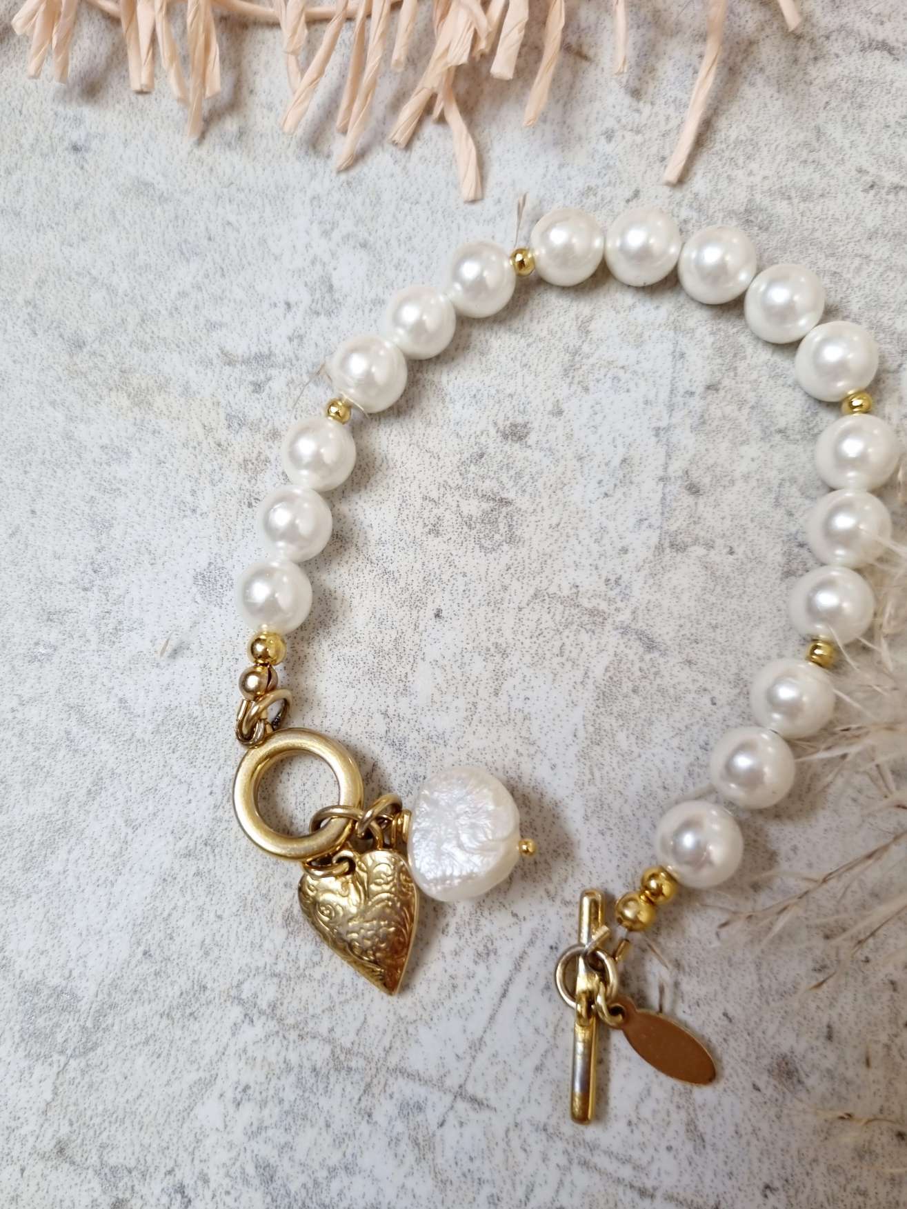 BRACELET VALENTINA HEART WEISSE MUSCHELKERNPERLEN Herz Armband Toggle Verschluss vergoldet BRACELET VALENTINA HEART WEISSE MUSCHELKERNPERLEN Herz Armband Toggle Verschluss vergoldet