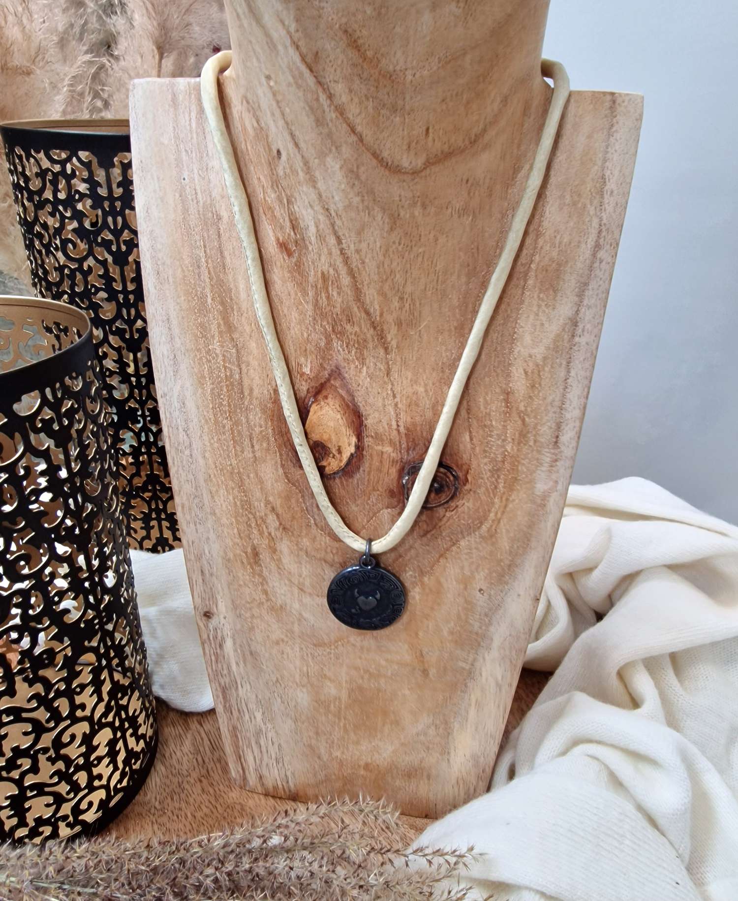 NECKLACE ANGEL&DEVIL BLACK BEAUTY kurze Kette Seide CREME  Amulett  
