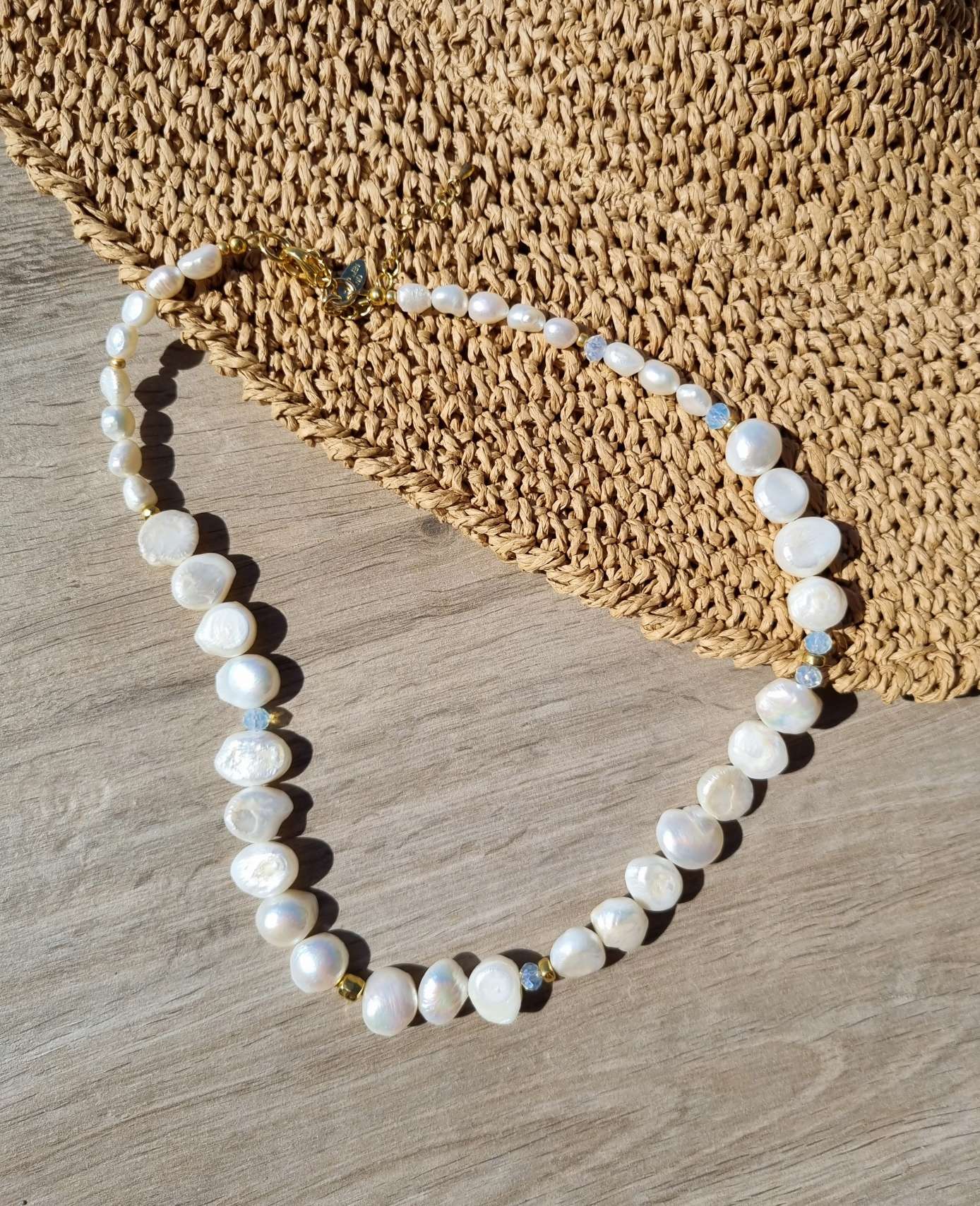PEARL NECKLESS JIDA Große Barockperlen Halskette mit vergoldeten Elementen PEARL NECKLESS JIDA Große Barockperlen Halskette mit vergoldeten Elementen