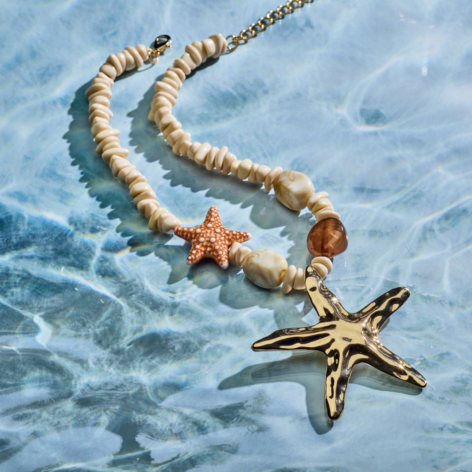 Kurze Kette „Stella Marina“ – Beige & goldfarbige Akzente