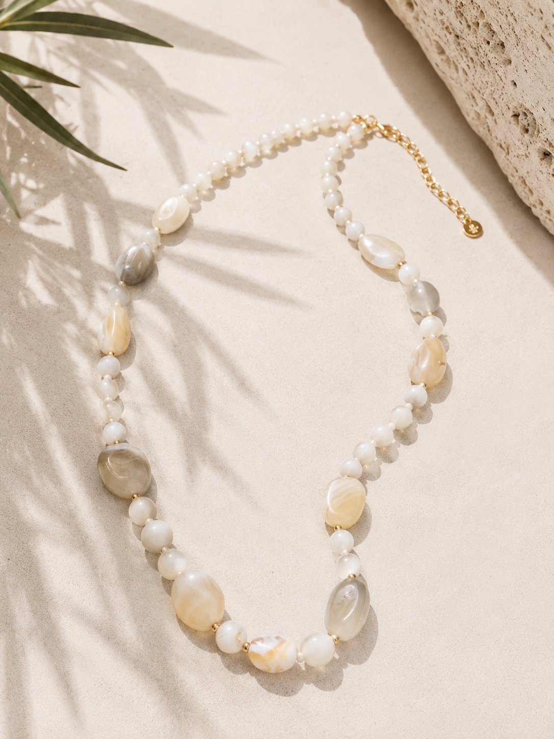 Solara – Bunte Sommerkette in Goldfarbig & Resin