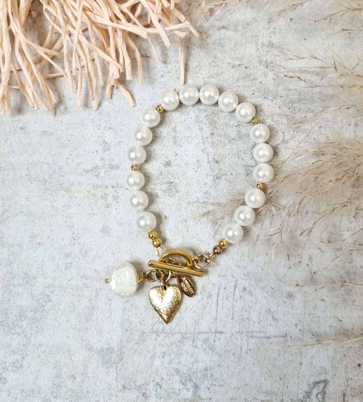 BRACELET VALENTINA HEART WEISSE MUSCHELKERNPERLEN Herz Armband Toggle Verschluss vergoldet BRACELET VALENTINA HEART WEISSE MUSCHELKERNPERLEN Herz Armband Toggle Verschluss vergoldet