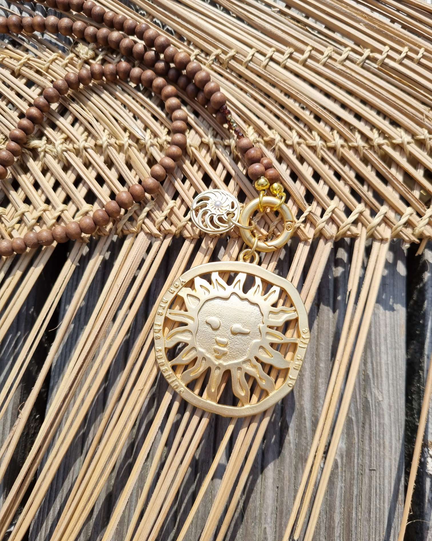 EXKLUSIVE LANGE KETTE SUNSHINE MILKY AKAZIENHOLZ PERLEN BRAUN goldfarbiger großer Anhänger EXKLUSIVE LANGE KETTE SUNSHINE MILKY AKAZIENHOLZ PERLEN BRAUN goldfarbiger großer Anhänger